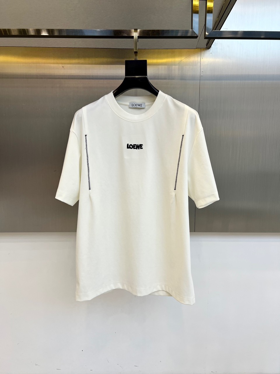 NO:439966,Luo Yiwei and summer men's round neck, fashionable three-dimensional letter casual European cotton short-sleeved T-shirts are selected for imported pure cotton materials, with high-density rib splicing on the neckline, and the same cylinder is dyed to ensure no color difference. The whole T-shirt fabric is comfortable and skin-friendly, and the upper body is refreshing, breathable and not stuffy, and the quality is absolutely invincible. The logo is made of imported environmentally friendly paste and multi-layer printing technology. The color texture and uniformity of the pattern are perfect and cannot be picked. It is quite fashionable and brand recognition!  The exquisite basic style cutting makes the upper body more upright and stylish!  48-56 (model 173, 143 catties upper body 50 sizes), loewe, T-shirt, tees, t-shirt, alexander wang19860909罗意威、夏季男士圆领时尚立体字母休闲欧棉短袖T恤,甄选客供进口纯棉材质制成,领口高密罗纹拼接,同缸定染保证无色差,整件T恤面料舒适亲肤程度绝对超乎你的想象,上身清爽透气不闷热,品相绝对堪称无敌.Logo采用进口环保浆料及多层印刷工艺打造,图案的色泽质感与均匀程度均完美到无法去挑剔,相当具有时髦感与品牌辨识度！精湛无比的基础版型裁剪,使得上身更加立挺有型！48-56（模特173,143斤上身50码）,,loewe,T-shirt,tees，t-shirt,alexander wang,Men's clothing