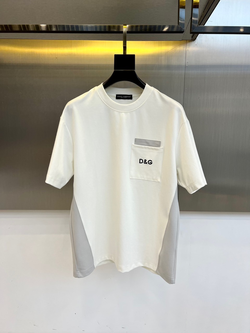 NO:439973,Dolce & Gabbana and summer men's round neck, fashionable three-dimensional letter casual European cotton short-sleeved T-shirts are selected for imported pure cotton materials, with high-density rib splicing on the neckline, and the same cylinder is fixed to ensure no color difference. The whole T-shirt fabric is comfortable and skin-friendly, and the upper body is refreshing, breathable and not stuffy, and the quality is absolutely invincible. The logo is made of imported environmentally friendly paste and multi-layer printing technology. The color texture and uniformity of the pattern are so perfect that it cannot be picked. It is quite fashionable and brand recognition!  The exquisite basic style cutting makes the upper body more upright and stylish!  48-56 (model 173, 143 catties upper body 50 sizes), Dolce & Gabbana, T-shirt, tees, t-shirt, alexander wang19860909杜嘉班纳、夏季男士圆领时尚立体字母休闲欧棉短袖T恤,甄选客供进口纯棉材质制成,领口高密罗纹拼接,同缸定染保证无色差,整件T恤面料舒适亲肤程度绝对超乎你的想象,上身清爽透气不闷热,品相绝对堪称无敌.Logo采用进口环保浆料及多层印刷工艺打造,图案的色泽质感与均匀程度均完美到无法去挑剔,相当具有时髦感与品牌辨识度！精湛无比的基础版型裁剪,使得上身更加立挺有型！48-56（模特173,143斤上身50码）,,Dolce&Gabbana,T-shirt,tees，t-shirt,alexander wang,Men's clothing