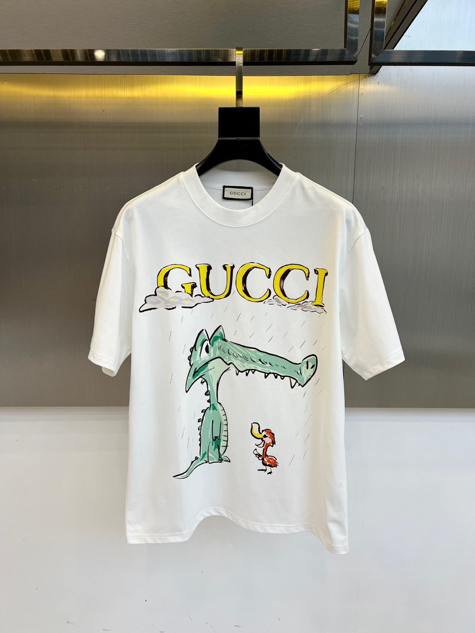 NO:439979,Gucci, summer men's round neck, fashionable three-dimensional letter casual European cotton short-sleeved T-shirt, selected customers to use imported pure cotton material, high-density rib splicing on the neck, and the same cylinder is dyed to ensure no color difference. The whole T-shirt fabric is comfortable and skin-friendly, absolutely beyond your imagination, the upper body is refreshing, breathable and not stuffy, and the quality is absolutely invincible. The logo is made of imported environmentally friendly paste and multi-layer printing technology. The color texture and uniformity of the pattern are perfect and cannot be picked. It is quite fashionable and brand recognition!  The exquisite basic style cutting makes the upper body more upright and stylish!  48-58 (model 173, 143 catties upper body 50 sizes), gucci, T-shirt, tees, t-shirt, alexander wang19860909Gucci、夏季男士圆领时尚立体字母休闲欧棉短袖T恤,甄选客供进口纯棉材质制成,领口高密罗纹拼接,同缸定染保证无色差,整件T恤面料舒适亲肤程度绝对超乎你的想象,上身清爽透气不闷热,品相绝对堪称无敌.Logo采用进口环保浆料及多层印刷工艺打造,图案的色泽质感与均匀程度均完美到无法去挑剔,相当具有时髦感与品牌辨识度！精湛无比的基础版型裁剪,使得上身更加立挺有型！48-58（模特173,143斤上身50码）,,gucci,T-shirt,tees，t-shirt,alexander wang,Men's clothing