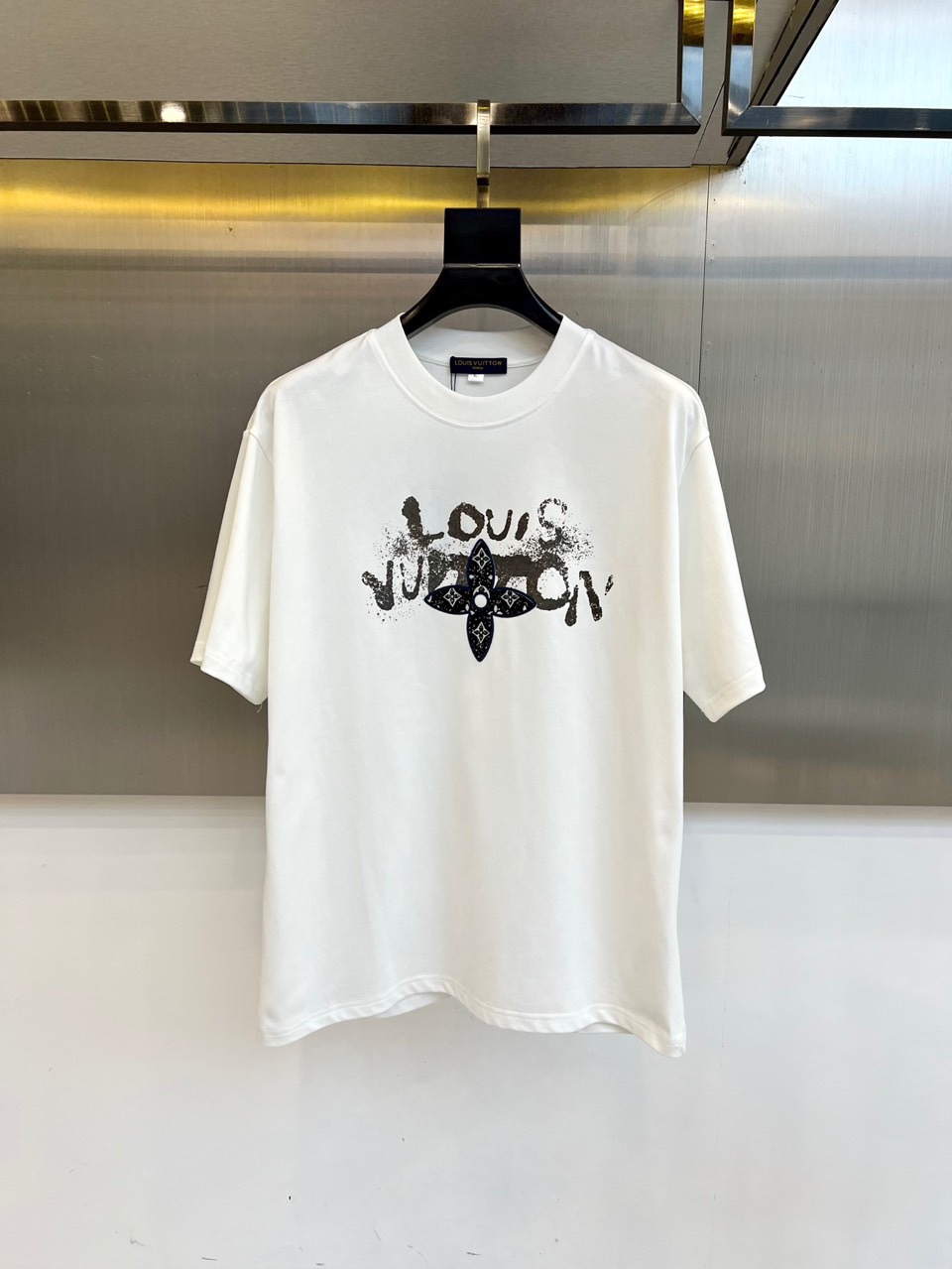 NO:444096,1v. Summer men's round neck, fashionable three-dimensional letter casual European cotton short-sleeved T-shirt, selected for customers to use imported pure cotton material, high-density rib splicing on the neck, and the same cylinder is dyed to ensure no color difference. The whole T-shirt fabric is comfortable and skin-friendly, absolutely beyond your imagination, the upper body is refreshing, breathable and not stuffy, and the quality is absolutely invincible. The logo is made of imported environmentally friendly paste and multi-layer printing technology. The color texture and uniformity of the pattern are perfect and cannot be picked. It is quite fashionable and brand recognition!  The exquisite basic style cutting makes the upper body more upright and stylish!  48-58 (model 173, 143 catties upper body 50 sizes), T-shirt,tees,t-shirt,alexander wang198609091v、夏季男士圆领时尚立体字母休闲欧棉短袖T恤,甄选客供进口纯棉材质制成,领口高密罗纹拼接,同缸定染保证无色差,整件T恤面料舒适亲肤程度绝对超乎你的想象,上身清爽透气不闷热,品相绝对堪称无敌.Logo采用进口环保浆料及多层印刷工艺打造,图案的色泽质感与均匀程度均完美到无法去挑剔,相当具有时髦感与品牌辨识度！精湛无比的基础版型裁剪,使得上身更加立挺有型！48-58（模特173,143斤上身50码）,,T-shirt,tees，t-shirt,alexander wang,Men's clothing