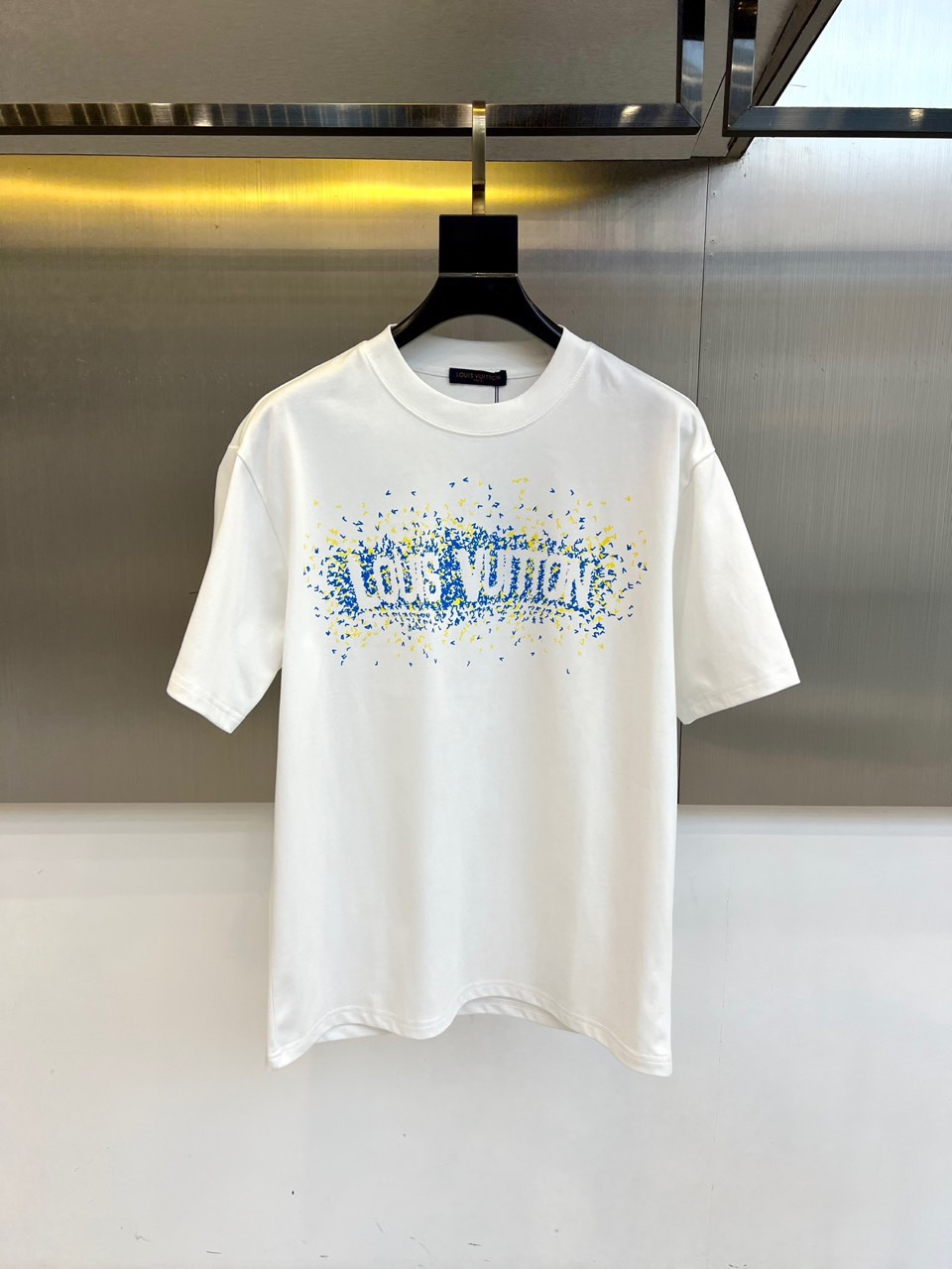 NO:444117,1v. Summer men's round neck, fashionable three-dimensional letter casual European cotton short-sleeved T-shirt, selected for customers to use imported pure cotton material, high-density rib splicing on the neck, and the same cylinder is dyed to ensure no color difference. The whole T-shirt fabric is comfortable and skin-friendly, absolutely beyond your imagination, the upper body is refreshing, breathable and not stuffy, and the quality is absolutely invincible. The logo is made of imported environmentally friendly paste and multi-layer printing technology. The color texture and uniformity of the pattern are perfect and cannot be picked. It is quite fashionable and brand recognition!  The exquisite basic style cutting makes the upper body more upright and stylish!  48-58 (model 173, 143 catties upper body 50 sizes), T-shirt,tees,t-shirt,alexander wang198609091v、夏季男士圆领时尚立体字母休闲欧棉短袖T恤,甄选客供进口纯棉材质制成,领口高密罗纹拼接,同缸定染保证无色差,整件T恤面料舒适亲肤程度绝对超乎你的想象,上身清爽透气不闷热,品相绝对堪称无敌.Logo采用进口环保浆料及多层印刷工艺打造,图案的色泽质感与均匀程度均完美到无法去挑剔,相当具有时髦感与品牌辨识度！精湛无比的基础版型裁剪,使得上身更加立挺有型！48-58（模特173,143斤上身50码）,,T-shirt,tees，t-shirt,alexander wang,Men's clothing