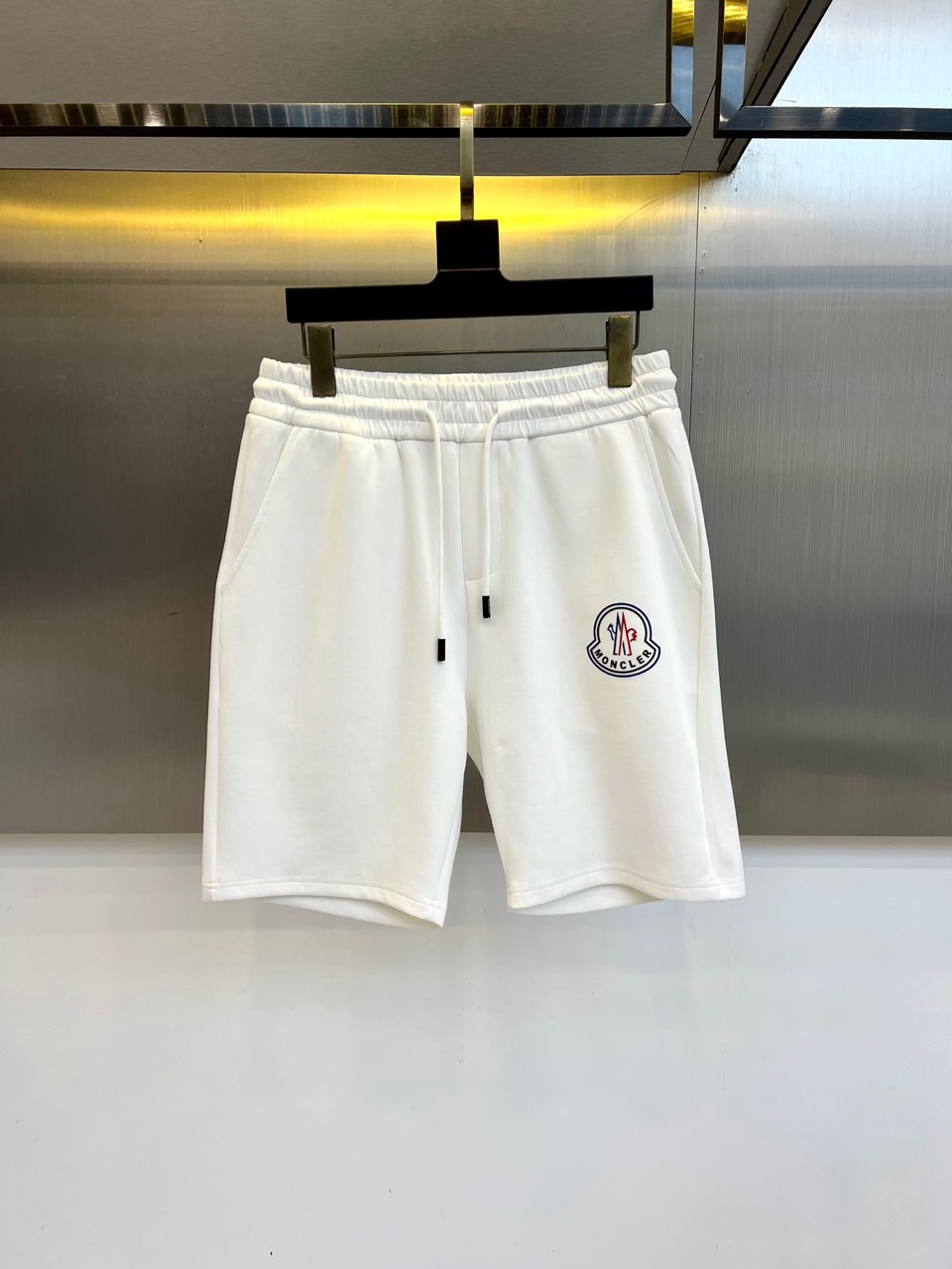 NO:510930,Covered mouth, 25s new summer casual shorts!  Drawstring embroidery logo design. Simple and high-end. Custom-made Egyptian cotton fabric with imported high-density cotton, light and breathable. Full of comfort. The original hardware is full of texture and strong sense of high-end!  The overall vision is simple but not monotonous. It is full of high-end feeling!  The three-dimensional cutting craftsmanship is not picky!  48-56 (please report waist size by ordering), Moncler, shorts, alexander wang19860909蒙口、25s新款夏季休闲短裤！抽绳刺绣logo设计.简单高级.进口高密棉订制埃及棉面料,手感轻薄透气.舒适感满满.原厂五金质感满满.高级感强！整体视觉简单而不单调.满满高级感！立体裁剪工艺版型不挑人！48-56（下单请报腰围尺寸）,,Moncler,shorts,alexander wang,Men's clothing