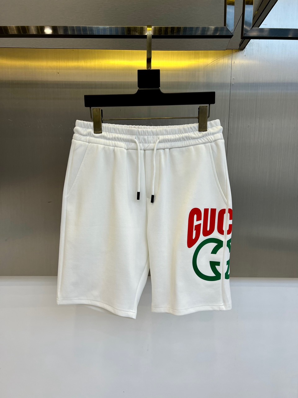 NO:510936,Gucci, 25s new summer casual shorts!  Drawstring embroidery logo design. Simple and high-end. Custom-made Egyptian cotton fabric with imported high-density cotton, light and breathable. Full of comfort. The original hardware is full of texture and strong sense of high-end!  The overall vision is simple but not monotonous. It is full of high-end feeling!  The three-dimensional cutting craftsmanship is not picky!  48-56 (please report waist size by order), gucci, shorts, alexander wang19860909Gucci、25s新款夏季休闲短裤！抽绳刺绣logo设计.简单高级.进口高密棉订制埃及棉面料,手感轻薄透气.舒适感满满.原厂五金质感满满.高级感强！整体视觉简单而不单调.满满高级感！立体裁剪工艺版型不挑人！48-56（下单请报腰围尺寸）,,gucci,shorts,alexander wang,Men's clothing
