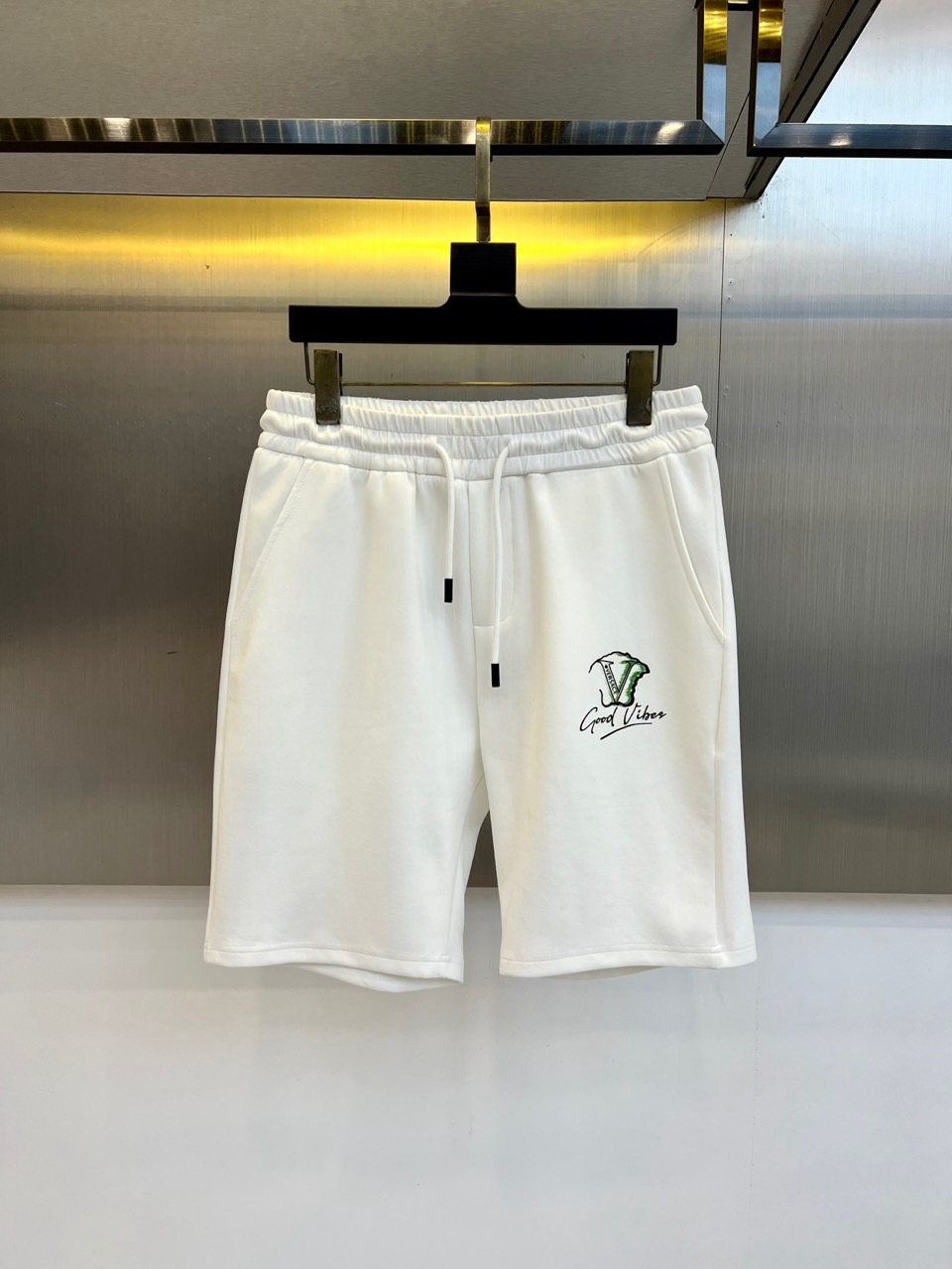 NO:510945,Versace, 25s new summer casual shorts!  Drawstring embroidery logo design. Simple and high-end. Custom-made Egyptian cotton fabric with imported high-density cotton, light and breathable. Full of comfort. The original hardware is full of texture and strong sense of high-end!  The overall vision is simple but not monotonous. It is full of high-end feeling!  The three-dimensional cutting craftsmanship is not picky!  48-56 (please report waist size by placing an order), versace, shorts, alexander wang19860909范思哲、25s新款夏季休闲短裤！抽绳刺绣logo设计.简单高级.进口高密棉订制埃及棉面料,手感轻薄透气.舒适感满满.原厂五金质感满满.高级感强！整体视觉简单而不单调.满满高级感！立体裁剪工艺版型不挑人！48-56（下单请报腰围尺寸）,,versace,shorts,alexander wang,Men's clothing