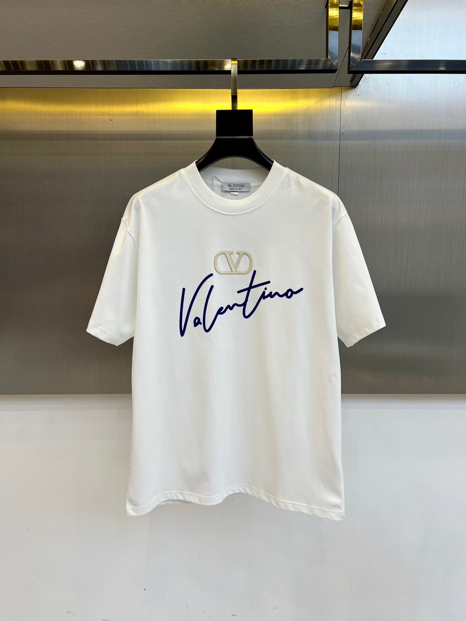 NO:444091,Valentino and summer men's round neck, fashionable three-dimensional letter casual European cotton short-sleeved T-shirts are selected for imported pure cotton materials, with high-density rib splicing on the neckline, and the same cylinder is fixed to ensure no color difference. The whole T-shirt fabric is comfortable and skin-friendly, and the upper body is refreshing, breathable and not stuffy, and the quality is absolutely invincible. The logo is made of imported environmentally friendly paste and multi-layer printing technology. The color texture and uniformity of the pattern are perfect and cannot be picked. It is quite fashionable and brand recognition!  The exquisite basic style cutting makes the upper body more upright and stylish!  48-58 (model 173, 143 catties upper body 50 sizes), valentino, T-shirt, tees, t-shirt, alexander wang19860909华伦天奴、夏季男士圆领时尚立体字母休闲欧棉短袖T恤,甄选客供进口纯棉材质制成,领口高密罗纹拼接,同缸定染保证无色差,整件T恤面料舒适亲肤程度绝对超乎你的想象,上身清爽透气不闷热,品相绝对堪称无敌.Logo采用进口环保浆料及多层印刷工艺打造,图案的色泽质感与均匀程度均完美到无法去挑剔,相当具有时髦感与品牌辨识度！精湛无比的基础版型裁剪,使得上身更加立挺有型！48-58（模特173,143斤上身50码）,,valentino,T-shirt,tees，t-shirt,alexander wang,Men's clothing