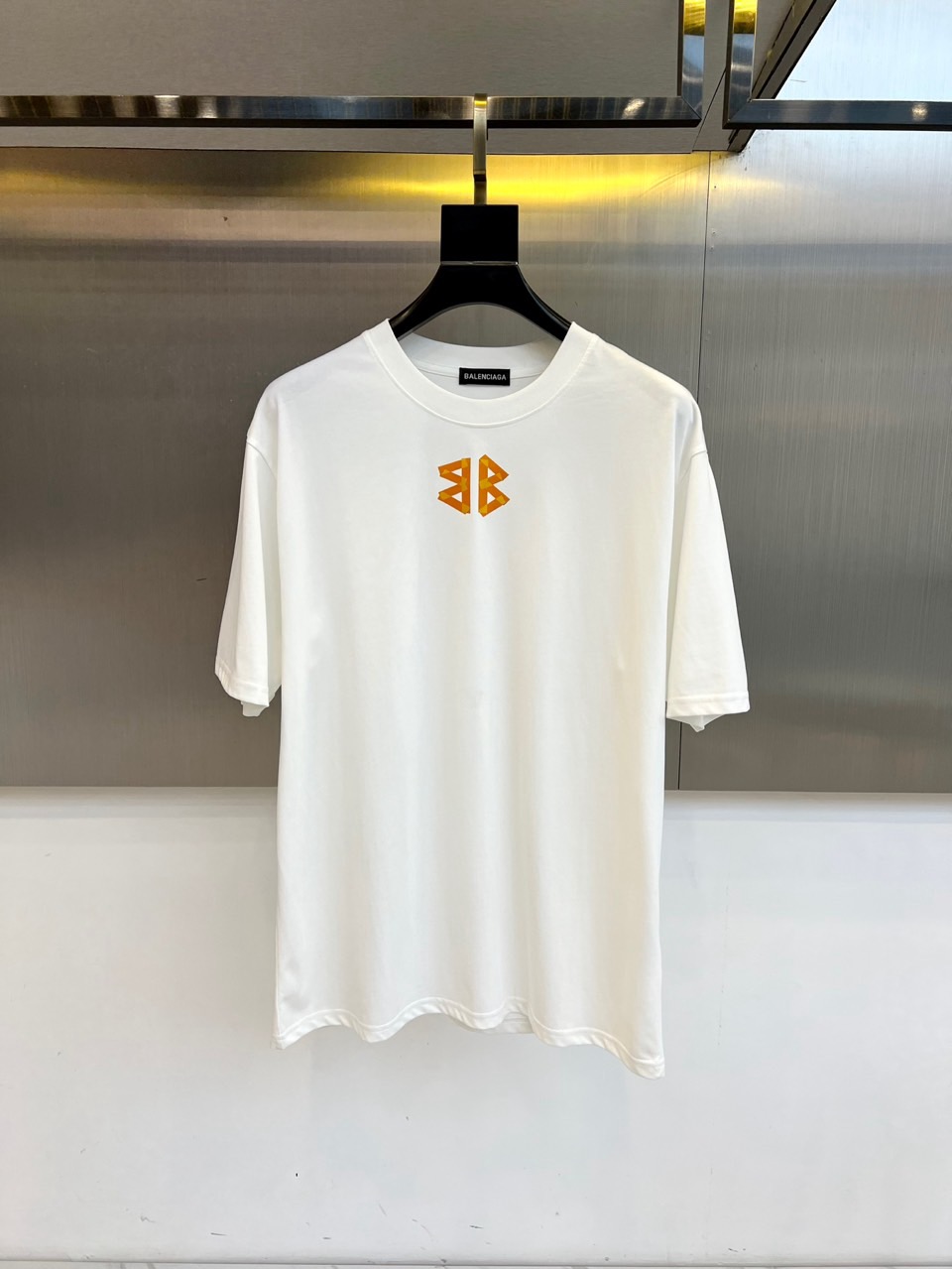 NO:444073,Balenciaga and summer men's round neck, fashionable three-dimensional letter casual European cotton short-sleeved T-shirt, selected customers to supply imported 95 pure cotton material and 5-day silk blend, high-density rib splicing on the neck, and the same cylinder is fixed to ensure no color difference. The whole T-shirt fabric is comfortable and skin-friendly, and the upper body is refreshing, breathable and not stuffy, and the quality is absolutely invincible. The logo is made of imported environmentally friendly paste and multi-layer printing technology. The color texture and uniformity of the pattern are perfect to be picky, which is quite fashionable and brand recognition!  The exquisite basic style cutting makes the upper body more upright and stylish!  S-2XL (model 173, 143 catties upper body M size), balenciaga, T-shirt, tees, t-shirt, alexander wang19860909巴黎世家、夏季男士圆领时尚立体字母休闲欧棉短袖T恤,甄选客供进口95纯棉材质添加5天丝混纺制成,领口高密罗纹拼接,同缸定染保证无色差,整件T恤面料舒适亲肤程度绝对超乎你的想象,上身清爽透气不闷热,品相绝对堪称无敌.Logo采用进口环保浆料及多层印刷工艺打造,图案的色泽质感与均匀程度均完美到无法去挑剔,相当具有时髦感与品牌辨识度！精湛无比的基础版型裁剪,使得上身更加立挺有型！S-2XL（模特173,143斤上身M码）,,balenciaga,T-shirt,tees，t-shirt,alexander wang,Men's clothing