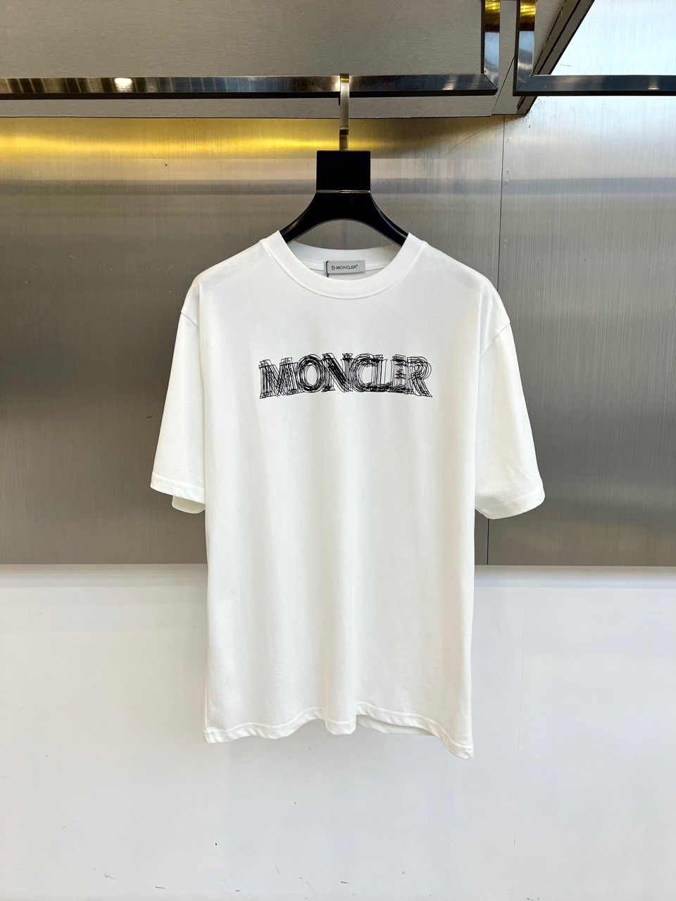 NO:444079,The round neck and summer men's round neck, fashionable three-dimensional letter casual European cotton short-sleeved T-shirt is selected for customers. The imported 95 pure cotton material is made of 5-day silk blend. The collar is high-density rib spliced, and the same cylinder is fixed to ensure no color difference. The whole T-shirt fabric is comfortable and skin-friendly, and the upper body is refreshing, breathable and not stuffy, and the quality is absolutely invincible. The logo is made of imported environmentally friendly paste and multi-layer printing technology. The color texture and uniformity of the pattern are perfect and cannot be picked. It is quite fashionable and brand recognition!  The exquisite basic style cutting makes the upper body more upright and stylish!  S-2XL (model 173, 143 catties upper body M size), Moncler, T-shirt, tees, t-shirt, alexander wang19860909蒙口、夏季男士圆领时尚立体字母休闲欧棉短袖T恤,甄选客供进口95纯棉材质添加5天丝混纺制成,领口高密罗纹拼接,同缸定染保证无色差,整件T恤面料舒适亲肤程度绝对超乎你的想象,上身清爽透气不闷热,品相绝对堪称无敌.Logo采用进口环保浆料及多层印刷工艺打造,图案的色泽质感与均匀程度均完美到无法去挑剔,相当具有时髦感与品牌辨识度！精湛无比的基础版型裁剪,使得上身更加立挺有型！S-2XL（模特173,143斤上身M码）,,Moncler,T-shirt,tees，t-shirt,alexander wang,Men's clothing