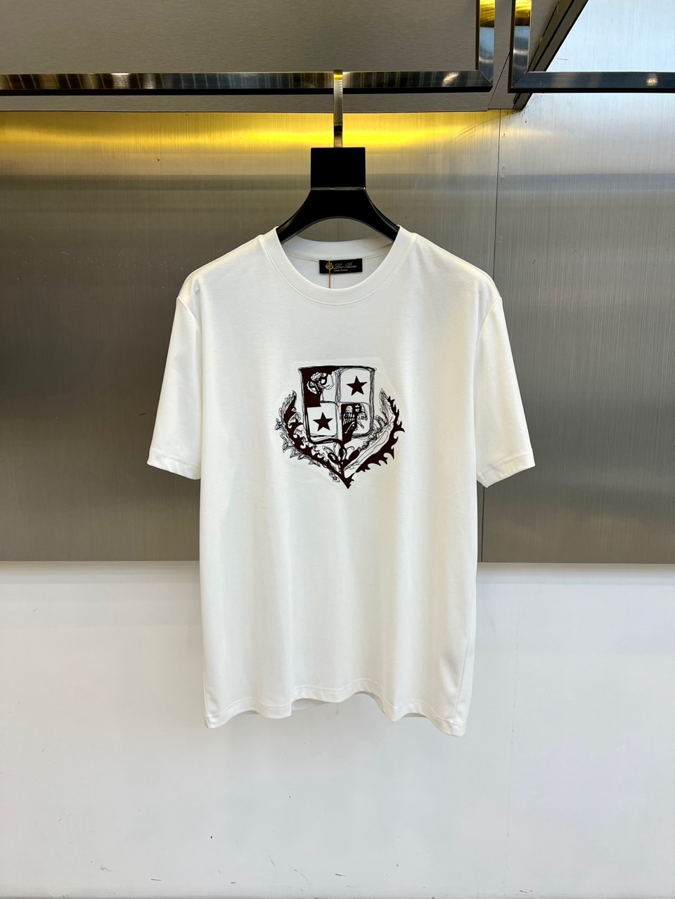 NO:444055,LP, summer men's round neck, fashionable three-dimensional letter casual European cotton short-sleeved T-shirt, selected customers to use imported 95 pure cotton material and blended with 5 spandex, which is softer, more textured, with high-density rib splicing on the neck, and the same cylinder is dyed to ensure no color difference. The whole T-shirt fabric is comfortable and skin-friendly, and the upper body is refreshing, breathable and not stuffy, and the quality is absolutely invincible. The logo is made of imported environmentally friendly paste and multi-layer printing technology. The color texture and uniformity of the pattern are perfect to be picky, which is quite fashionable and brand recognition!  The exquisite basic style cutting makes the upper body more upright and stylish!  M-4XL (model 173, 143 catties upper body L size), loro piana, T-shirt, tees, t-shirt, alexander wang19860909LP、夏季男士圆领时尚立体字母休闲欧棉短袖T恤,甄选客供进口95纯棉材质添加5氨纶混纺制成,更柔软、更加有质感、领口高密罗纹拼接,同缸定染保证无色差,整件T恤面料舒适亲肤程度绝对超乎你的想象,上身清爽透气不闷热,品相绝对堪称无敌.Logo采用进口环保浆料及多层印刷工艺打造,图案的色泽质感与均匀程度均完美到无法去挑剔,相当具有时髦感与品牌辨识度！精湛无比的基础版型裁剪,使得上身更加立挺有型！M-4XL（模特173,143斤上身L码）,,loro piana,T-shirt,tees，t-shirt,alexander wang,Men's clothing