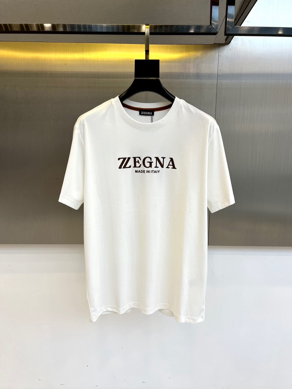 NO:444062,Jenia, summer men's round neck, fashionable three-dimensional letter casual European cotton short-sleeved T-shirt, selected customers to use imported 95 pure cotton material and blended with 5 spandex, which is softer, more textured, with high-density rib splicing on the neck, and the same cylinder is dyed to ensure no color difference. The whole T-shirt fabric is comfortable and skin-friendly, and the upper body is refreshing, breathable and not stuffy, and the quality is absolutely invincible. The logo is made of imported environmentally friendly paste and multi-layer printing technology. The color texture and uniformity of the pattern are perfect to be picky, which is quite fashionable and brand recognition!  The exquisite basic style cutting makes the upper body more upright and stylish!  M-4XL (model 173, 143 catties upper body L size), zegna, T-shirt, tees, t-shirt, alexander wang19860909杰尼亚、夏季男士圆领时尚立体字母休闲欧棉短袖T恤,甄选客供进口95纯棉材质添加5氨纶混纺制成,更柔软、更加有质感、领口高密罗纹拼接,同缸定染保证无色差,整件T恤面料舒适亲肤程度绝对超乎你的想象,上身清爽透气不闷热,品相绝对堪称无敌.Logo采用进口环保浆料及多层印刷工艺打造,图案的色泽质感与均匀程度均完美到无法去挑剔,相当具有时髦感与品牌辨识度！精湛无比的基础版型裁剪,使得上身更加立挺有型！M-4XL（模特173,143斤上身L码）,,zegna,T-shirt,tees，t-shirt,alexander wang,Men's clothing