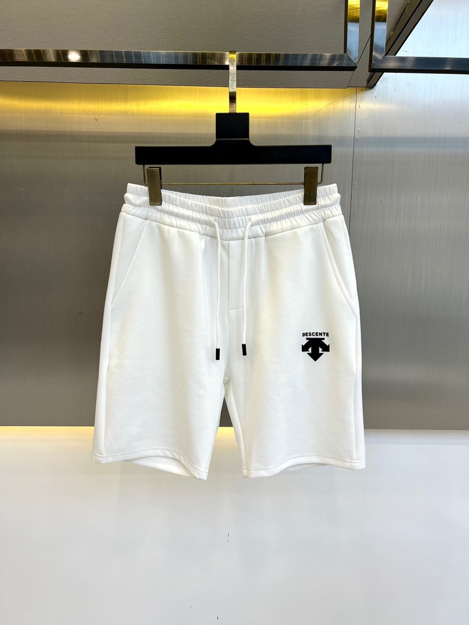 NO:511005,DiSant, 25s new summer casual shorts!  Drawstring classic logo design. Simple and high-end. Custom-made Egyptian cotton fabric with imported high-density cotton, light and breathable. Full of comfort. The original hardware is full of texture and strong sense of high-end!  The overall vision is simple but not monotonous. It is full of high-end feeling!  The three-dimensional cutting craftsmanship is not picky!  48-56 (please report waist size by ordering), shorts, alexander wang19860909迪桑特、25s新款夏季休闲短裤！抽绳款经典logo设计.简单高级.进口高密棉订制埃及棉面料,手感轻薄透气.舒适感满满.原厂五金质感满满.高级感强！整体视觉简单而不单调.满满高级感！立体裁剪工艺版型不挑人！48-56（下单请报腰围尺寸）,,shorts,alexander wang,Men's clothing