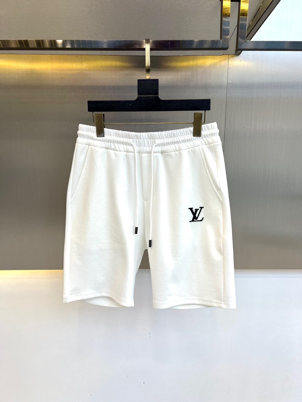 NO:446335,1v, ss new summer products are on sale, logo logos are fashionable and casual sports pinch pants/shorts!  The imported high-density knitted pure cotton material is smooth and simple, skin-friendly and refreshing. The softness and comfort of the fabric are impeccable, with high recognition, and there will be no mistakes in the upper body. The matching performance is undoubtedly the waist design, elastic elastic waist circumference modification!  Each piece of high-end craftsmanship determines success or failure!  Very good quality and a fashionable item!  48-56 (model 173, 143 catties upper body 50 sizes), shorts, alexander wang198609091v、 ss夏季新品发售,logo标识时尚休闲运动五分裤/短裤！甄选客供进口高密针织纯棉材质,平整简约,亲肤透爽.面料的柔软性舒适性也都是无可挑剔的,辨识度高,上身绝对不会出错,搭配性能更是毫无疑问,腰身设计松紧弹力腰围修饰！高端工艺每件决定成败！ 品质质感非常不错一款时尚单品！48-56（模特173,143斤上身50码）,,shorts,alexander wang,Men's clothing