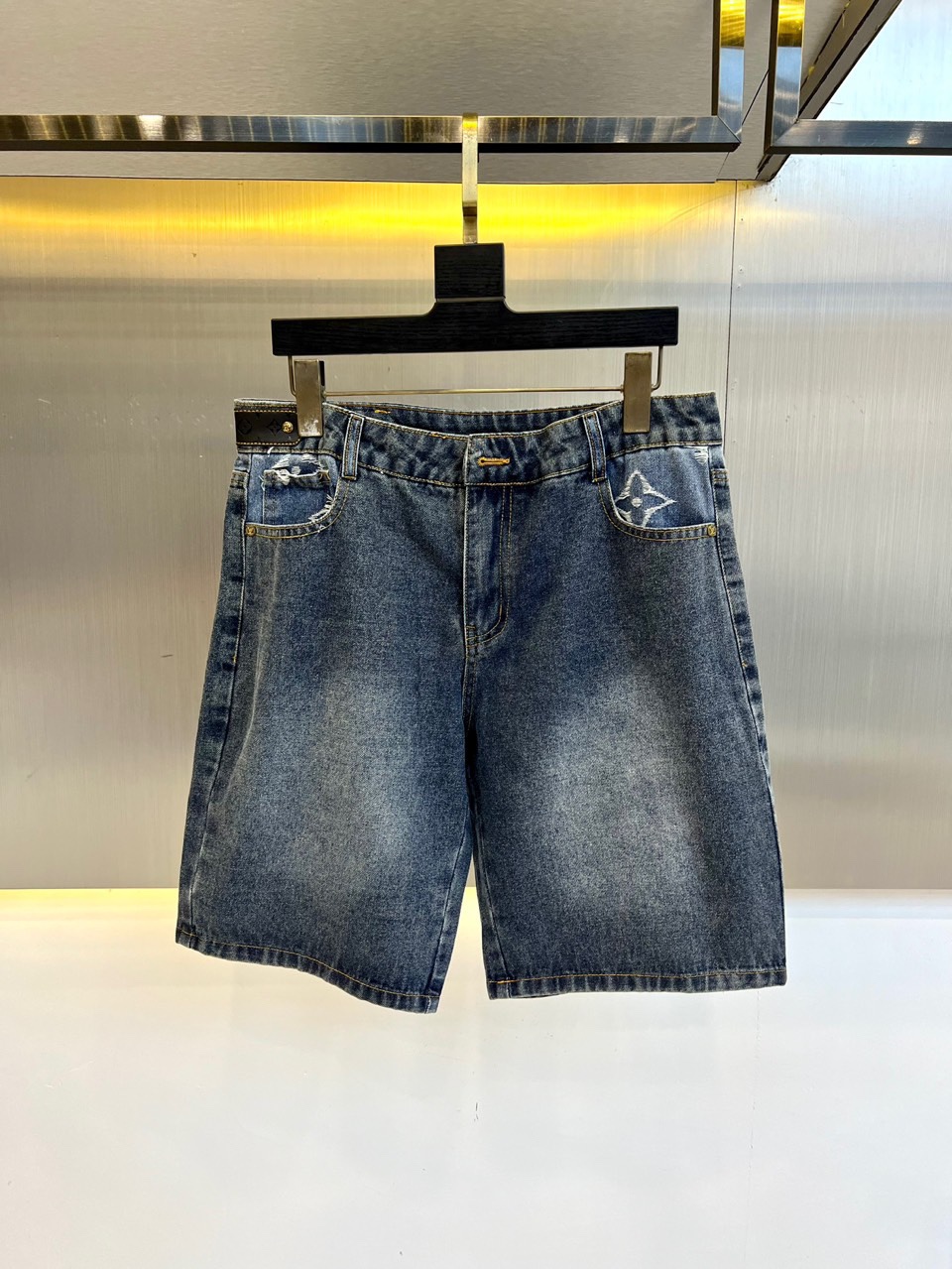 NO:446393,1v. Spring and summer new logo casual denim shorts are another masterpiece that makes people shine!  You can immediately feel its uniqueness when worn on the body, with a strong brand style and a relaxed look that will make you the highlight of the public!  Just because I was planted at a glance, I had to use materials, handicrafts, design and other production processes to the extreme, and 100% imported denim fabric!  Full cotton!  The texture of this model is quite touching, the specifications and grades are known with tentacles. The degree of delicateness and breathability are top-notch!  Size 30-36 (no 35) (please report height and weight by placing an order), shorts, alexander wang198609091v、春夏新品logo休闲牛仔短裤,又是一件让人眼前一亮的佳作！穿上身马上就能感受到它的与众不同,品牌风格浓烈,轻松的能让你变成大众亮点！只因为一眼就被种草,喜欢就要任性用料、手工、 设计等各方面的制作工序都是做到了极致,百分百进口牛仔面料！棉质饱满！此款的质感相当感人 触手便知规格档次 细腻程度与透气效果堪称顶级！尺码30-36（无35）（下单请报身高体重）,,shorts,alexander wang,Men's clothing