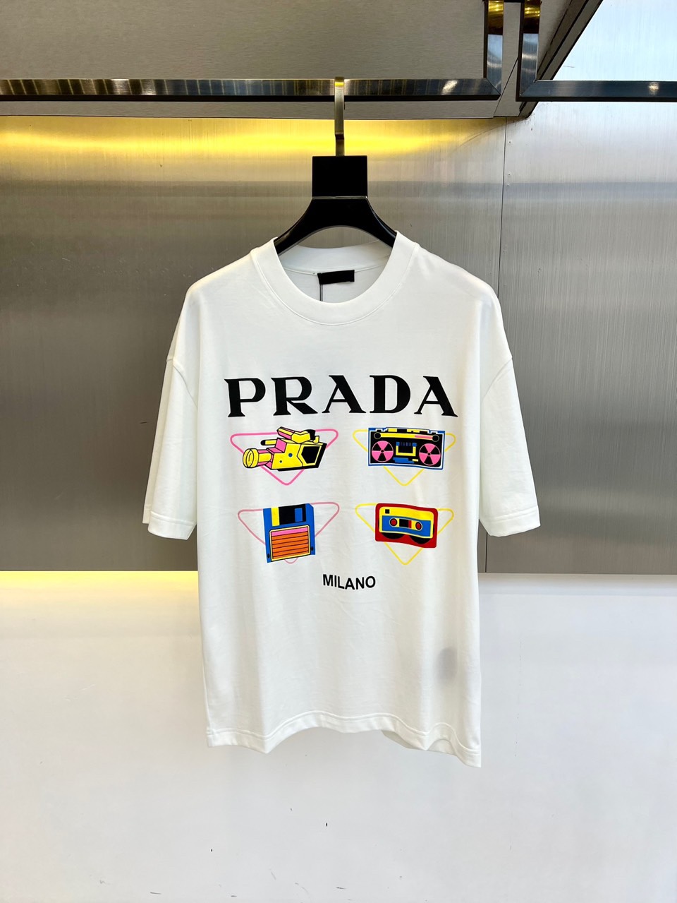 NO:446357,Prada and Spring and Summer new series are launched, a very fashionable and avant-garde short-sleeved T-shirt for men and women, with eye-catching logo patterns!  Different from the past, it declares the design concept that has been passed down for many years in the brand!  Its eye-catchingness is no less than any classic style, perfectly presenting the fashionable, high-end and luxurious feeling in front of the world!  Made of imported cotton materials, selected high-quality cotton fabrics, soft and soft to the touch, the real thing is definitely beyond your imagination, close to the body and breathable, even if you sweat profusely, you will not feel greasy or stuffy, and will bring sweating and moisture absorption to the extreme!  M-3XL (model 173, 143 catties upper body L size), prada, T-shirt, tees, t-shirt, alexander wang19860909普拉达、春夏全新系列单品上线,非常时髦前卫的一款男女同款短袖T恤,醒目的logo图案修饰！区别于以往的不同,宣示品牌传承多年的设计理念！其吸睛度完全不亚于任何经典款式,将时髦高级感与奢华感完美呈现在世人眼前！客供进口全棉材质制成,精选优质棉面料,触感软糯亲肤细腻,实物到手绝对超乎你的想象,贴身无比舒适透气,即便是汗流浃背也不会有腻身及闷热感可言,将排汗吸湿性发挥到了极致！M-3XL（模特173,143斤上身L码）,,prada,T-shirt,tees，t-shirt,alexander wang,Men's clothing