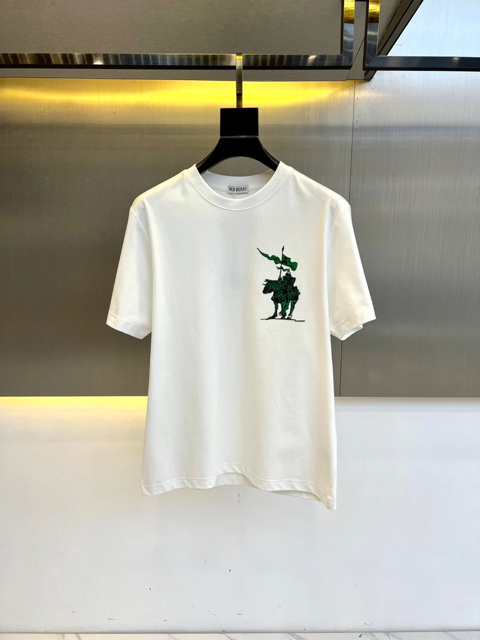 NO:446364,Burberry and spring and summer men's new classic LOGO round neck short-sleeved T-shirt. Imported pure cotton fabric, the fabric feels silky and soft, breathable and skin-friendly, and is extremely comfortable to wear, and the overall texture is quite high!  The iconic logo logo on the chest of the garment is carefully crafted with multi-color three-dimensional printing technology. The regular slim fit style and tailoring design can be used at will for both men and women, making it easy to make it look slim and taller!  48-56 (model 173, 143 catties upper body 50 sizes), burberry, burberry, T-shirt, tees, t-shirt, alexander wang19860909Bur巴宝莉、春夏男士新款经典LOGO圆领短袖T恤.进口纯棉面料,面料手感丝滑柔软,透气亲肤性极佳,着身无比的舒适,整体质感相当之高！衣身胸前标志性徽标Logo,采用多色立体印花技术精心打造,常规的修身版型裁剪设计,男女都可随意上身,轻松凹出显瘦显高身型！48-56（模特173,143斤上身50码）,,burberry,burberry,T-shirt,tees，t-shirt,alexander wang,Men's clothing