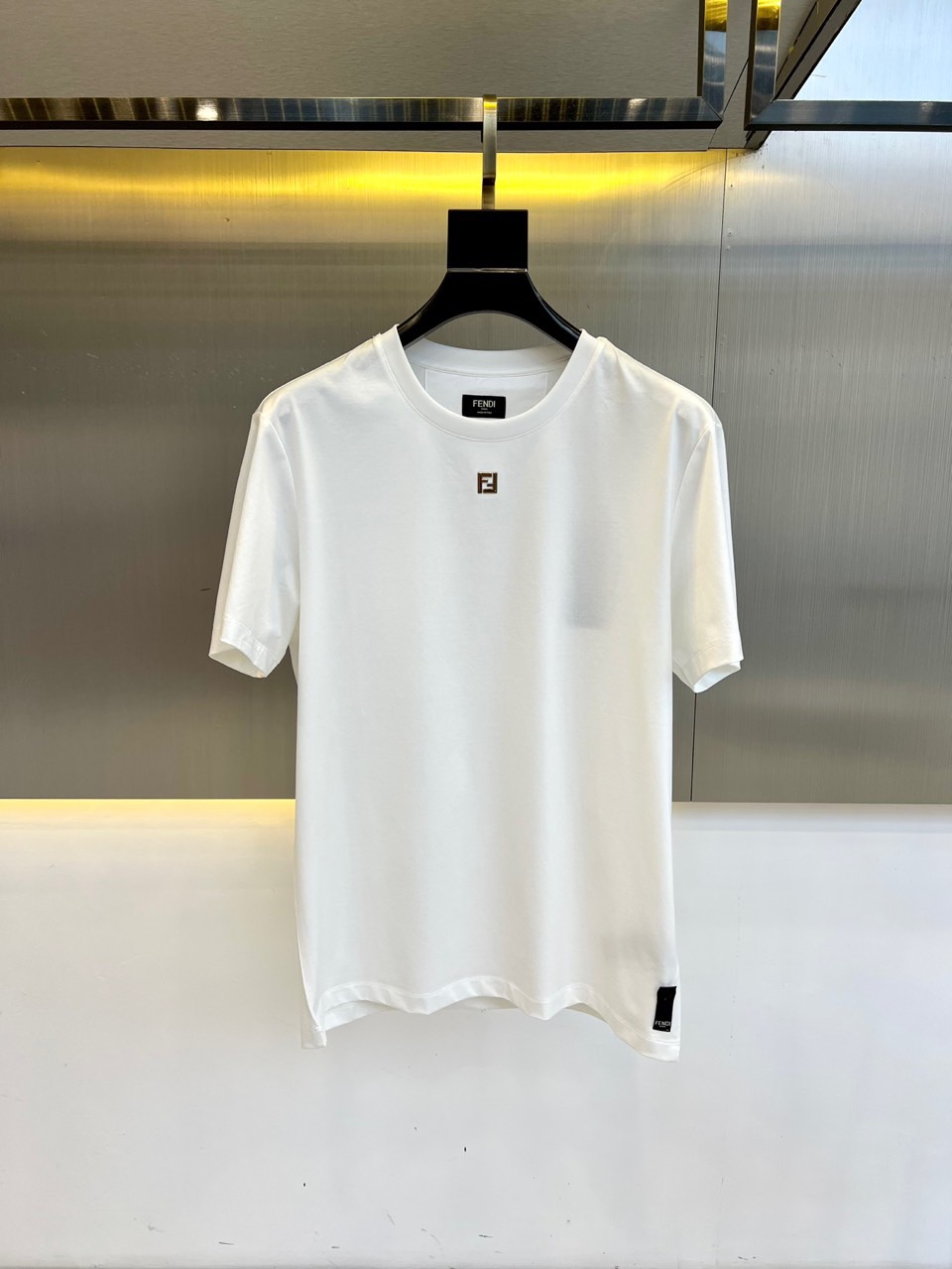 NO:446371,FENDI and a new spring and summer series of items are launched, a very fashionable and avant-garde short-sleeved T-shirt for men and women. The eye-catching logo pattern is modified, different from the past, and it declares the design concept that has been passed down for many years in the brand!  Its eye-catchingness is no less than any classic style, perfectly presenting the fashionable, high-end and luxurious feeling in front of the world!  Made of imported cotton materials, selected high-quality cotton fabrics, mercerized, add ice feel, soft and soft touch, skin-friendly and delicate. The actual product is definitely beyond your imagination. It is extremely comfortable and breathable in close body. Even if you sweat profusely, you will not feel greasy or stuffy. It will bring sweating and moisture absorption to the extreme!  48-56 (model 173, 143 catties upper body 50 sizes), fendi, T-shirt, tees, t-shirt, alexander wang19860909FENDI、春夏全新系列单品上线,非常时髦前卫的一款男女同款短袖T恤,醒目的logo图案修饰、区别于以往的不同,宣示品牌传承多年的设计理念！其吸睛度完全不亚于任何经典款式,将时髦高级感与奢华感完美呈现在世人眼前！客供进口全棉材质制成,精选优质棉面料,丝光处理、增加冰感、触感软糯亲肤细腻,实物到手绝对超乎你的想象,贴身无比舒适透气,即便是汗流浃背也不会有腻身及闷热感可言,将排汗吸湿性发挥到了极致！48-56（模特173,143斤上身50码）,,fendi,T-shirt,tees，t-shirt,alexander wang,Men's clothing