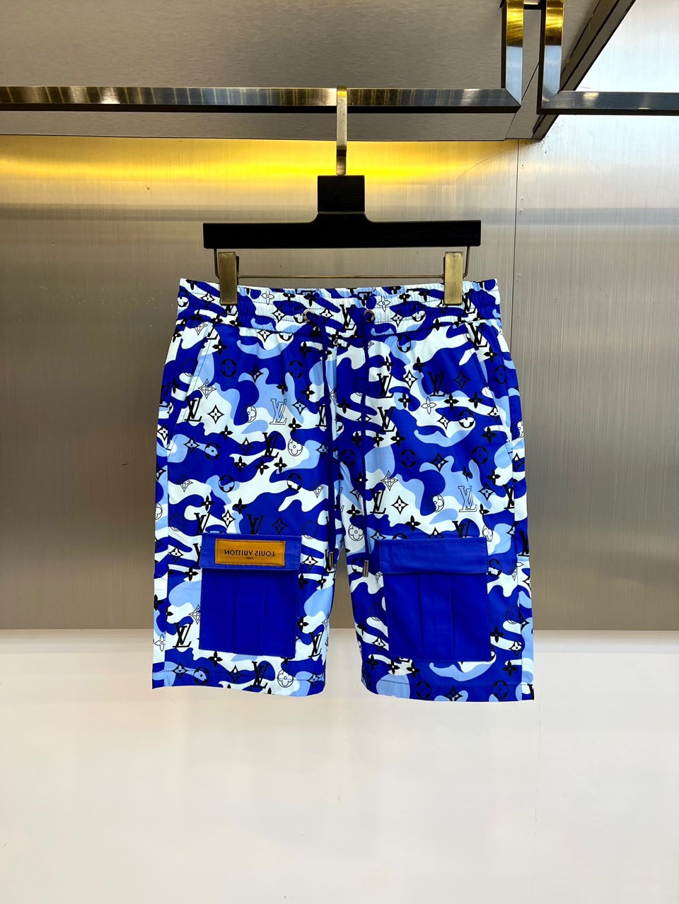 NO:446378,1v, ss new summer products are on sale, classic logo logos are fashionable and casual sports pinch pants/shorts!  Customized materials are selected for customers, which are flat and simple, skin-friendly and refreshing. The softness and comfort of the fabric are impeccable, with high recognition, and there will be no mistakes in the upper body. The matching performance is undoubtedly the waist design, elastic elastic waist circumference modification!  Each piece of high-end craftsmanship determines success or failure!  Very good quality and a fashionable item!  M-3XL (please report height, weight, waist circumference to place an order), shorts, alexander wang198609091v 、ss夏季新品发售,经典logo标识时尚休闲运动五分裤/短裤！甄选客供定制材质,平整简约,亲肤透爽.面料的柔软性舒适性也都是无可挑剔的,辨识度高,上身绝对不会出错,搭配性能更是毫无疑问,腰身设计松紧弹力腰围修饰！高端工艺每件决定成败！ 品质质感非常不错一款时尚单品！M-3XL（下单请报身高体重腰围）,,shorts,alexander wang,Men's clothing