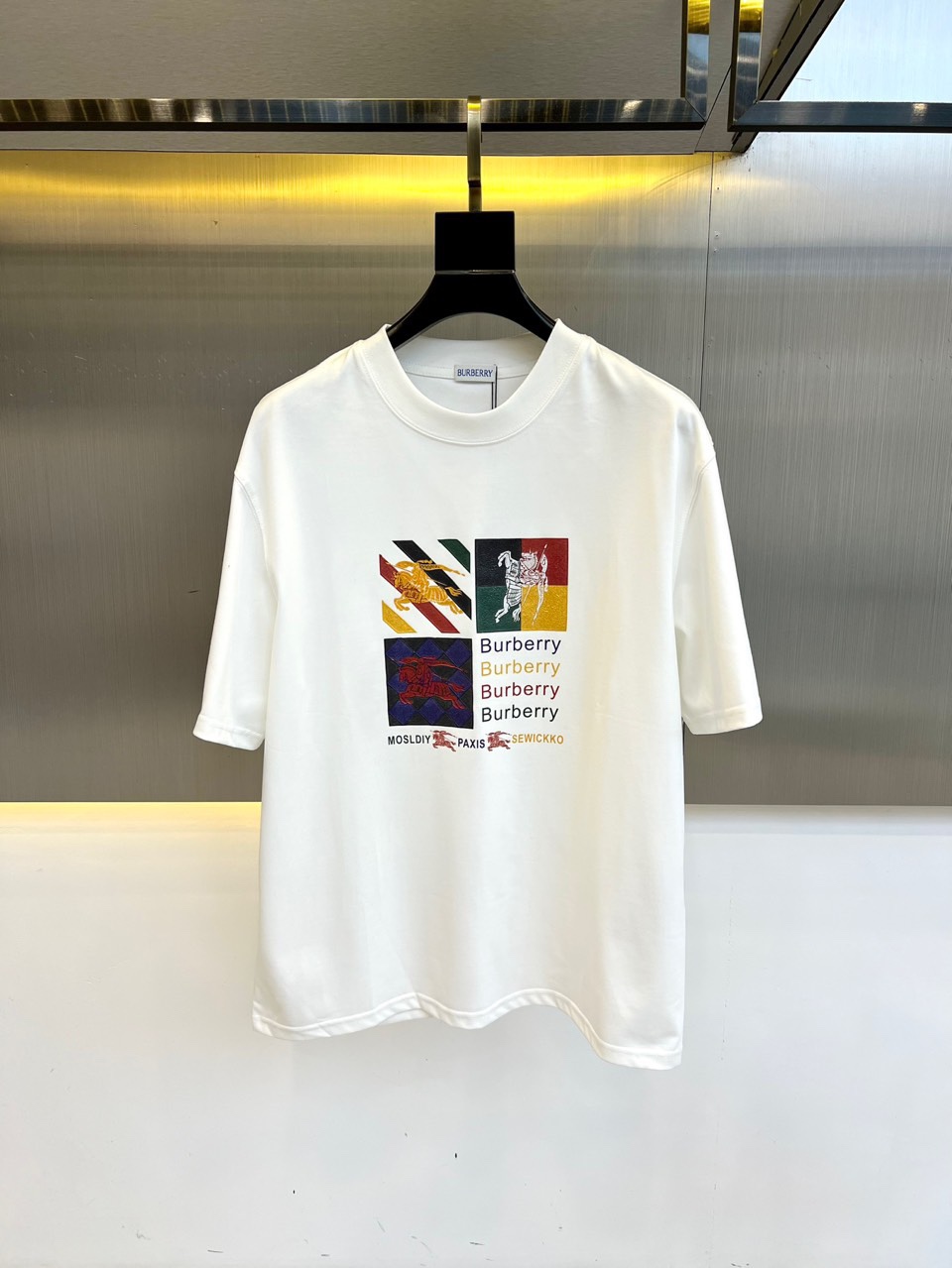 NO:446385,Burberry and Spring and Summer new series are launched, a very fashionable and avant-garde short-sleeved T-shirt for men and women, with eye-catching logo patterns!  Different from the past, it declares the design concept that has been passed down for many years in the brand!  Its eye-catchingness is no less than any classic style, perfectly presenting the fashionable, high-end and luxurious feeling in front of the world!  Made of imported cotton materials, selected high-quality cotton fabrics, soft and soft to the touch, the real thing is definitely beyond your imagination, close to the body and breathable, even if you sweat profusely, you will not feel greasy or stuffy, and will bring sweating and moisture absorption to the extreme!  M-3XL (model 173, 143 catties upper body L size), burberry, T-shirt, tees, t-shirt, alexander wang19860909巴宝莉、春夏全新系列单品上线,非常时髦前卫的一款男女同款短袖T恤,醒目的logo图案修饰！区别于以往的不同,宣示品牌传承多年的设计理念！其吸睛度完全不亚于任何经典款式,将时髦高级感与奢华感完美呈现在世人眼前！客供进口全棉材质制成,精选优质棉面料,触感软糯亲肤细腻,实物到手绝对超乎你的想象,贴身无比舒适透气,即便是汗流浃背也不会有腻身及闷热感可言,将排汗吸湿性发挥到了极致！M-3XL（模特173,143斤上身L码）,,burberry,T-shirt,tees，t-shirt,alexander wang,Men's clothing