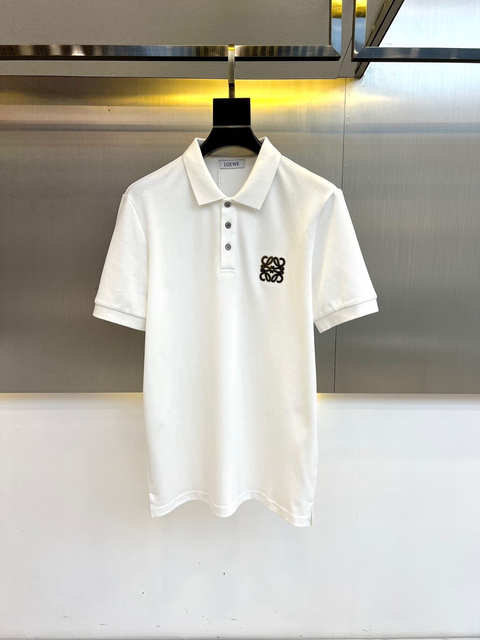 NO:446399,Luo Yiwei and S classic iconic logo embellishments, classic fashion lapels, short-sleeved Polo shirts, trading company channel orders, simple and elegant, fashionable and versatile, and the quality is even more unstriking!  The imported fixed-woven pure cotton bead mesh fabric is used, which is soft, straight, stylish, breathable and comfortable. The upper body has a good drooping feeling and is not easy to deform! It is even less likely to fade! A clean and refreshing foundation. The POLO shirt style is small and crisp pointed collar, and the armband design uses the three-dimensional craftsmanship of the brand logo, which perfectly combines leisure and business!  Fashionable and versatile!  48-56 (model 173, 143 catties upper body 50 sizes), loewe, T-shirt, alexander wang19860909罗意威、s经典标志性Logo点缀元素 经典时尚翻领 Polo衫短袖 ,贸易公司渠道订单,简约大气,时尚百搭,品相更是无法挑剔！选用客供进口定织纯棉珠地网眼面料,柔软挺阔有型、透气舒适.上身垂感好,不易变形!更不易褪色!干净清爽的基础 POLO衫版型,小巧而挺括的尖领有型又时尚,袖标设计运用了品牌logo立体工艺,休闲与商务完美结合！时尚百搭！48-56（模特173,143斤上身50码）,,loewe,T-shirt,alexander wang,Men's clothing