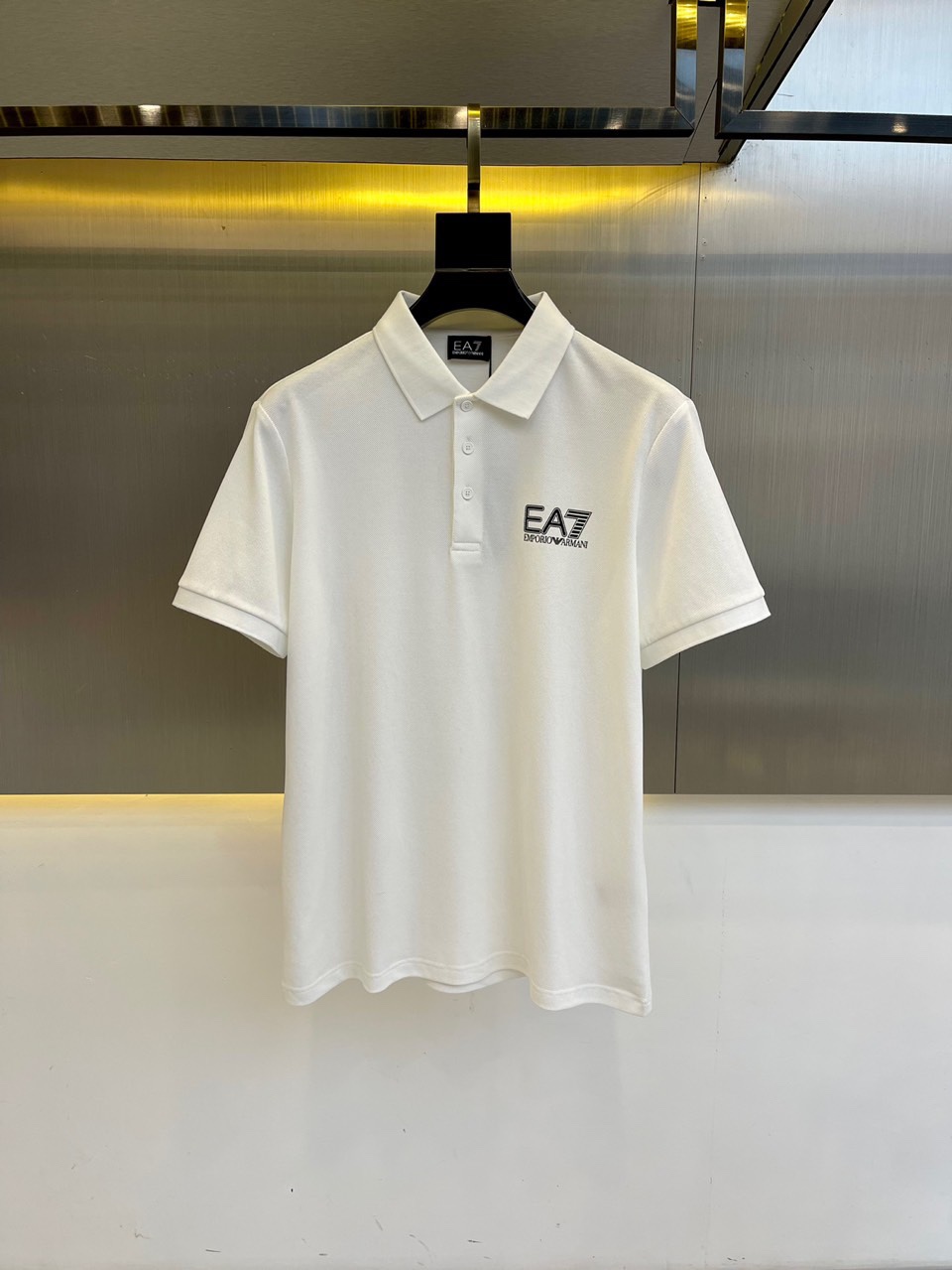 NO:446406,Armani and S classic iconic logo embellishments, classic fashion lapels, short-sleeved Polo shirts, trading company channel orders, simple and elegant, fashionable and versatile, and the quality is even more unstriking!  The imported fixed-woven pure cotton bead mesh fabric is used, which is soft, straight, stylish, breathable and comfortable. The upper body has a good drooping feeling and is not easy to deform! It is even less likely to fade! A clean and refreshing foundation. The POLO shirt style is small and crisp pointed collar, and the armband design uses the three-dimensional craftsmanship of the brand logo, which perfectly combines leisure and business!  Fashionable and versatile!  M-4XL (model 173, 143 catties upper body L size), Armani, T-shirt, alexander wang19860909阿玛尼、s经典标志性Logo点缀元素 经典时尚翻领 Polo衫短袖 ,贸易公司渠道订单,简约大气,时尚百搭,品相更是无法挑剔！选用客供进口定织纯棉珠地网眼面料,柔软挺阔有型、透气舒适.上身垂感好,不易变形!更不易褪色!干净清爽的基础 POLO衫版型,小巧而挺括的尖领有型又时尚,袖标设计运用了品牌logo立体工艺,休闲与商务完美结合！时尚百搭！M-4XL（模特173,143斤上身L码）,,armani,T-shirt,alexander wang,Men's clothing