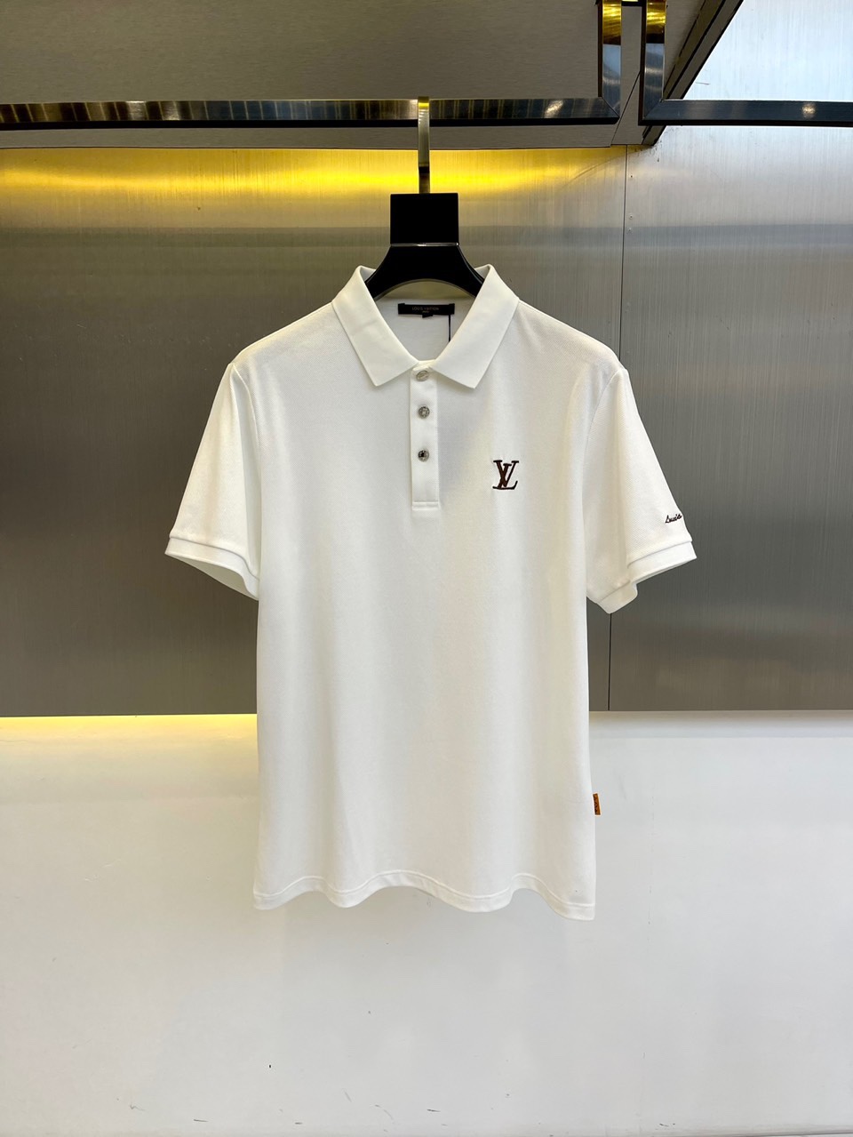 NO:446350,1v, s classic iconic logo embellishment elements, classic fashion lapel, Polo shirt short sleeves, trading company channel orders, simple and elegant, fashionable and versatile, and the quality is even more unstriking!  The imported fixed-woven pure cotton bead mesh fabric is used, which is soft, straight, stylish, breathable and comfortable. The upper body has a good drooping feeling and is not easy to deform! It is even less likely to fade! A clean and refreshing foundation. The POLO shirt style is small and crisp pointed collar, and the armband design uses the three-dimensional craftsmanship of the brand logo, which perfectly combines leisure and business!  Fashionable and versatile!  M-4XL (model 173, 143 catties upper body L size), T-shirt, alexander wang198609091v、s经典标志性Logo点缀元素 经典时尚翻领 Polo衫短袖 ,贸易公司渠道订单,简约大气,时尚百搭,品相更是无法挑剔！选用客供进口定织纯棉珠地网眼面料,柔软挺阔有型、透气舒适.上身垂感好,不易变形!更不易褪色!干净清爽的基础 POLO衫版型,小巧而挺括的尖领有型又时尚,袖标设计运用了品牌logo立体工艺,休闲与商务完美结合！时尚百搭！M-4XL（模特173,143斤上身L码）,,T-shirt,alexander wang,Men's clothing