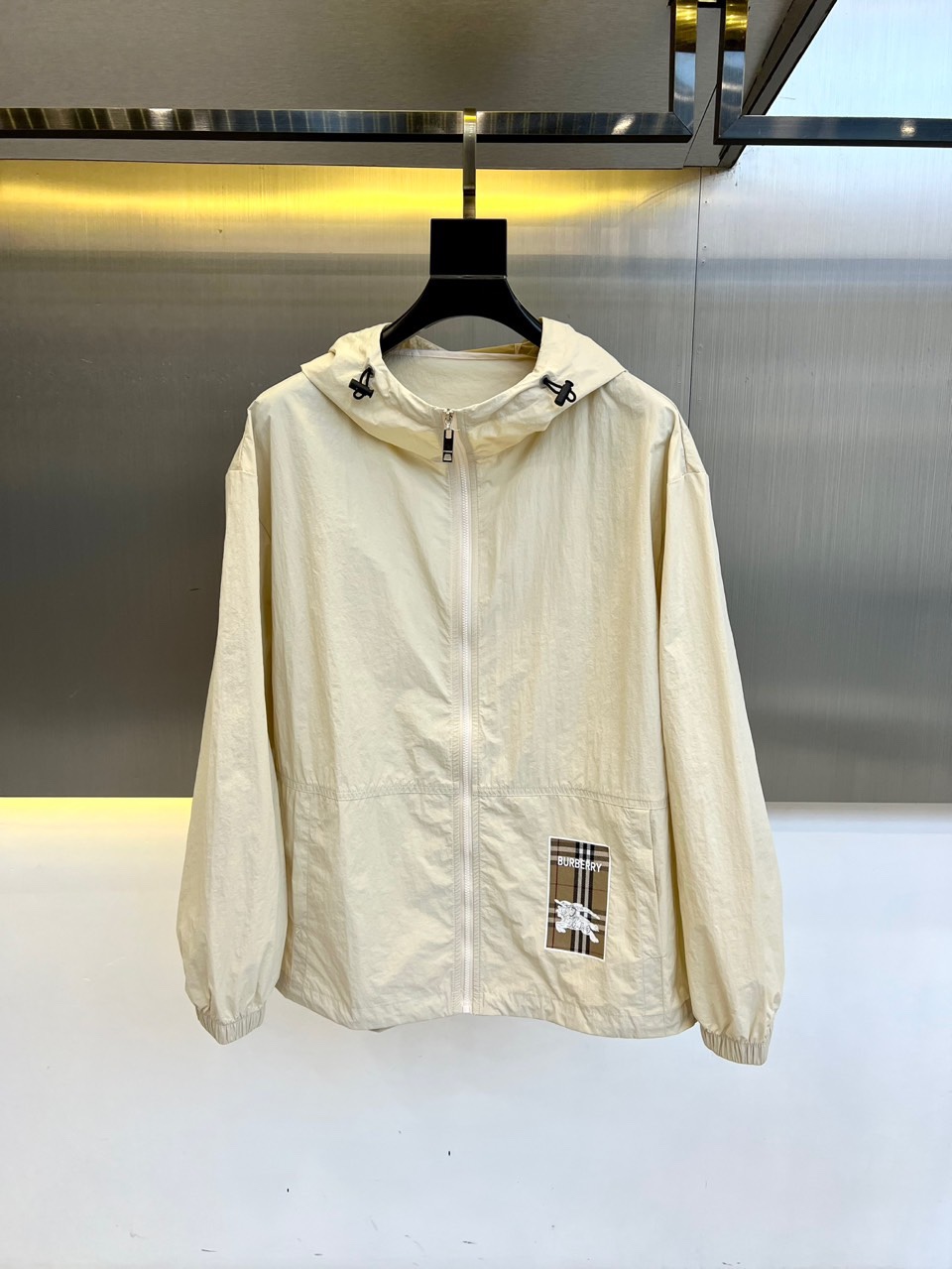 NO:446358,Burberry and men's hooded casual jackets, spring and summer thin jackets, sun protection clothes. Ultralight four-sided elastic sun protection fabric, full-pressure glue, waterproof and breathable technology. Sun protection performance UPF20+, super water-repellent performance, can reach level 4 after washing, absorb sweat and remove moisture, keep the body dry, light, thin, stylish, soft, elastic and smooth, spliced ​​decorative fabric nylon + 15 elastic pull-up frame, making the fabric wear-resistant and elastic, and the ready-to-wear has a strong sense of muscles and bones!  Excellent choice for casual outdoors.M-3XL (model 173-catties upper body L), burberry, jackets & coats, jackets & coats, hats, alexander wang19860909巴宝莉、男士连帽休闲夹克春夏装薄款外套防晒衣.超轻四面弹力防晒面料,全压胶防水透气工艺.防晒性能UPF20+,超强防泼水性能,洗后可达4级,吸汗排湿,让身体时刻保持干爽轻薄有型,软弹爽滑,拼接装饰面料尼龙+15弹力拉架,让织物耐磨耐穿富有弹性,成衣有很强的筋骨感！休闲户外绝佳选择.M-3XL（模特173-斤上身L）,,burberry,jackets & coats,jackets & coats,hats,alexander wang,Men's clothing