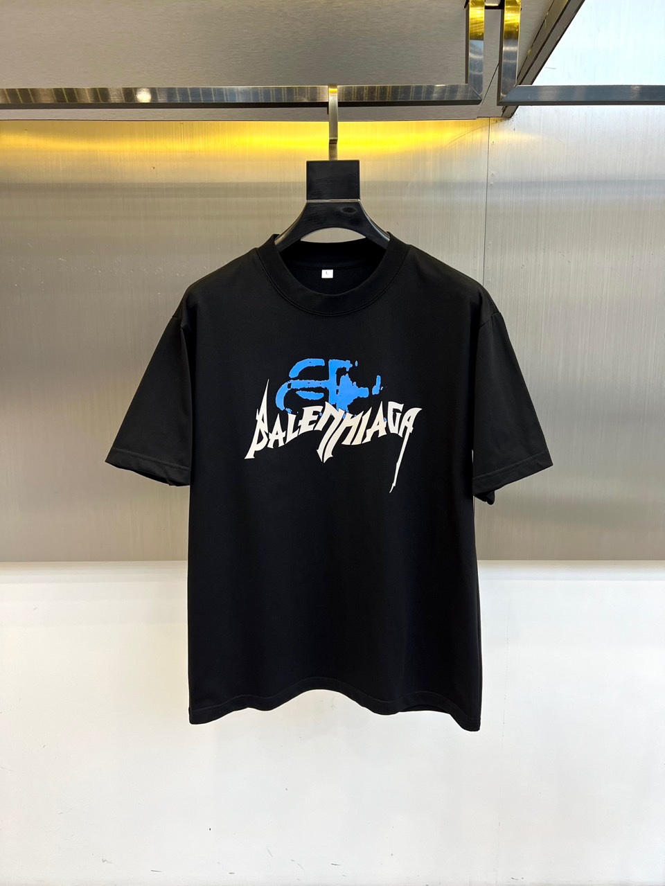 NO:509160,The round neck, fashionable three-dimensional letter casual European cotton short-sleeved T-shirt for men in Paris, selected customers to use imported pure cotton material, with high-density rib splicing on the neckline, and the same cylinder dyeing ensures no color difference. The whole T-shirt fabric is comfortable and skin-friendly, and the upper body is refreshing, breathable and not stuffy, and the quality is absolutely invincible. The logo is made of imported environmentally friendly paste and multi-layer printing technology. The color texture and uniformity of the pattern are perfect and cannot be picked. It is quite fashionable and brand recognition!  The exquisite basic style cutting makes the upper body more upright and stylish!  48-58 (model 173, 143 catties upper body 50 sizes), T-shirt,tees,t-shirt,alexander wang19860909巴黎世、夏季男士圆领时尚立体字母休闲欧棉短袖T恤,甄选客供进口纯棉材质制成,领口高密罗纹拼接,同缸定染保证无色差,整件T恤面料舒适亲肤程度绝对超乎你的想象,上身清爽透气不闷热,品相绝对堪称无敌.Logo采用进口环保浆料及多层印刷工艺打造,图案的色泽质感与均匀程度均完美到无法去挑剔,相当具有时髦感与品牌辨识度！精湛无比的基础版型裁剪,使得上身更加立挺有型！48-58（模特173,143斤上身50码）,,T-shirt,tees，t-shirt,alexander wang,Men's clothing