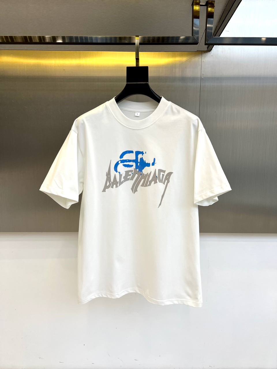 NO:446366,Balenciaga and summer men's round neck, fashionable three-dimensional letter casual European cotton short-sleeved T-shirt, selected customers to use imported pure cotton material, high-density rib splicing on the neck, and the same cylinder is dyed to ensure no color difference. The whole T-shirt fabric is comfortable and skin-friendly, absolutely beyond your imagination, the upper body is refreshing, breathable and not stuffy, and the quality is absolutely invincible. The logo is made of imported environmentally friendly paste and multi-layer printing technology. The color texture and uniformity of the pattern are perfect and cannot be picked, which is quite fashionable and brand recognition!  The exquisite basic style cutting makes the upper body more upright and stylish!  48-58 (model 173, 143 catties upper body 50 sizes), ,balenciaga, T-shirt,tees, t-shirt,alexander wang19860909巴黎世家、夏季男士圆领时尚立体字母休闲欧棉短袖T恤,甄选客供进口纯棉材质制成,领口高密罗纹拼接,同缸定染保证无色差,整件T恤面料舒适亲肤程度绝对超乎你的想象,上身清爽透气不闷热,品相绝对堪称无敌.Logo采用进口环保浆料及多层印刷工艺打造,图案的色泽质感与均匀程度均完美到无法去挑剔,相当具有时髦感与品牌辨识度！精湛无比的基础版型裁剪,使得上身更加立挺有型！48-58（模特173,143斤上身50码）,,balenciaga,T-shirt,tees，t-shirt,alexander wang,Men's clothing