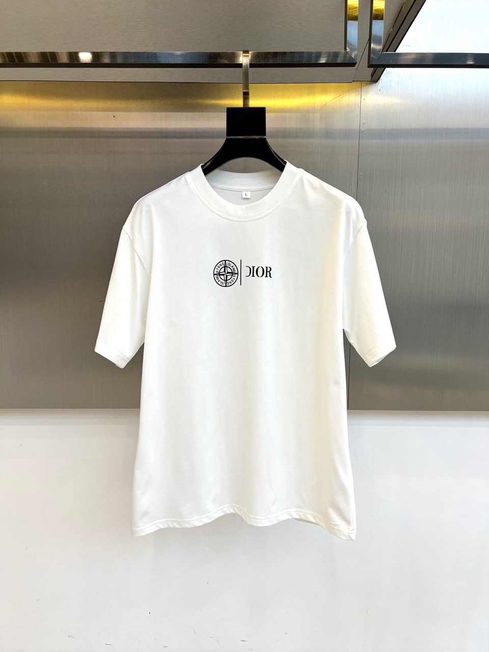 NO:446372,Dior and summer men's round neck, fashionable three-dimensional letter casual European cotton short-sleeved T-shirt, selected customers to use imported pure cotton material, high-density rib splicing on the neck, and the same cylinder is dyed to ensure no color difference. The whole T-shirt fabric is comfortable and skin-friendly, absolutely beyond your imagination, the upper body is refreshing, breathable and not stuffy, and the quality is absolutely invincible. The logo is made of imported environmentally friendly paste and multi-layer printing technology. The color texture and uniformity of the pattern are perfect and cannot be picked, which is quite fashionable and brand recognition!  The exquisite basic style cutting makes the upper body more upright and stylish!  48-58 (model 173, 143 catties upper body 50 sizes),dior,T-shirt,tees,t-shirt,alexander wang19860909Dior、夏季男士圆领时尚立体字母休闲欧棉短袖T恤,甄选客供进口纯棉材质制成,领口高密罗纹拼接,同缸定染保证无色差,整件T恤面料舒适亲肤程度绝对超乎你的想象,上身清爽透气不闷热,品相绝对堪称无敌.Logo采用进口环保浆料及多层印刷工艺打造,图案的色泽质感与均匀程度均完美到无法去挑剔,相当具有时髦感与品牌辨识度！精湛无比的基础版型裁剪,使得上身更加立挺有型！48-58（模特173,143斤上身50码）,,dior,T-shirt,tees，t-shirt,alexander wang,Men's clothing