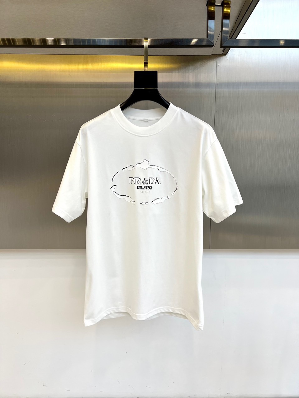 NO:446379,Prada and summer men's round neck, fashionable three-dimensional letter casual European cotton short-sleeved T-shirts are selected for imported pure cotton materials, with high-density rib splicing on the neckline, and the same cylinder is dyed to ensure no color difference. The whole T-shirt fabric is comfortable and skin-friendly, and the upper body is refreshing, breathable and not stuffy, and the quality is absolutely invincible. The logo is made of imported environmentally friendly paste and multi-layer printing technology. The color texture and uniformity of the pattern are perfect and cannot be picked. It is quite fashionable and brand recognition!  The exquisite basic style cutting makes the upper body more upright and stylish!  48-58 (model 173, 143 catties upper body 50 sizes), prada, T-shirt,tees, t-shirt,alexander wang19860909普拉达、夏季男士圆领时尚立体字母休闲欧棉短袖T恤,甄选客供进口纯棉材质制成,领口高密罗纹拼接,同缸定染保证无色差,整件T恤面料舒适亲肤程度绝对超乎你的想象,上身清爽透气不闷热,品相绝对堪称无敌.Logo采用进口环保浆料及多层印刷工艺打造,图案的色泽质感与均匀程度均完美到无法去挑剔,相当具有时髦感与品牌辨识度！精湛无比的基础版型裁剪,使得上身更加立挺有型！48-58（模特173,143斤上身50码）,,prada,T-shirt,tees，t-shirt,alexander wang,Men's clothing