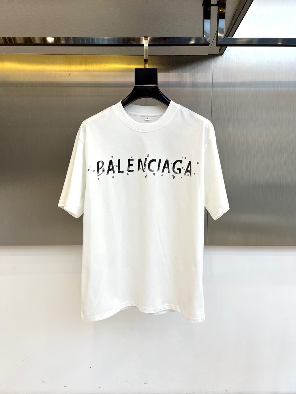 NO:446386,Balenciaga and summer men's round neck, fashionable three-dimensional letter casual European cotton short-sleeved T-shirt, selected customers to use imported pure cotton material, high-density rib splicing on the neck, and the same cylinder is dyed to ensure no color difference. The whole T-shirt fabric is comfortable and skin-friendly, absolutely beyond your imagination, the upper body is refreshing, breathable and not stuffy, and the quality is absolutely invincible. The logo is made of imported environmentally friendly paste and multi-layer printing technology. The color texture and uniformity of the pattern are perfect and cannot be picked, which is quite fashionable and brand recognition!  The exquisite basic style cutting makes the upper body more upright and stylish!  48-58 (model 173, 143 catties upper body 50 sizes), ,balenciaga, T-shirt,tees, t-shirt,alexander wang19860909巴黎世家、夏季男士圆领时尚立体字母休闲欧棉短袖T恤,甄选客供进口纯棉材质制成,领口高密罗纹拼接,同缸定染保证无色差,整件T恤面料舒适亲肤程度绝对超乎你的想象,上身清爽透气不闷热,品相绝对堪称无敌.Logo采用进口环保浆料及多层印刷工艺打造,图案的色泽质感与均匀程度均完美到无法去挑剔,相当具有时髦感与品牌辨识度！精湛无比的基础版型裁剪,使得上身更加立挺有型！48-58（模特173,143斤上身50码）,,balenciaga,T-shirt,tees，t-shirt,alexander wang,Men's clothing