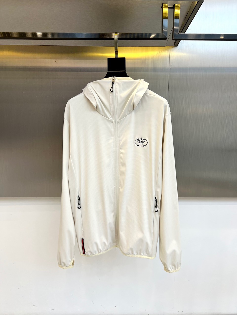 NO:446394,Prada and men's hooded casual jackets, spring and summer thin jackets, sun protection clothes. Ultralight four-sided elastic sun protection fabric, full-pressure glue, waterproof and breathable technology. Sun protection performance UPF20+, super water-repellent performance, can reach level 4 after washing, absorb sweat and remove moisture, keep the body dry, light, thin, stylish, soft, elastic and smooth, spliced ​​decorative fabric nylon + 15 elastic pull-up frame, making the fabric wear-resistant and elastic, and the ready-to-wear has a strong sense of muscles and bones!  Excellent choice for casual outdoors.M-3XL (model 173-pound upper body L), prada, jackets & coats, jackets & coats, hats, alexander wang19860909普拉达、男士连帽休闲夹克春夏装薄款外套防晒衣.超轻四面弹力防晒面料,全压胶防水透气工艺.防晒性能UPF20+,超强防泼水性能,洗后可达4级,吸汗排湿,让身体时刻保持干爽轻薄有型,软弹爽滑,拼接装饰面料尼龙+15弹力拉架,让织物耐磨耐穿富有弹性,成衣有很强的筋骨感！休闲户外绝佳选择.M-3XL（模特173-斤上身L）,,prada,jackets & coats,jackets & coats,hats,alexander wang,Men's clothing