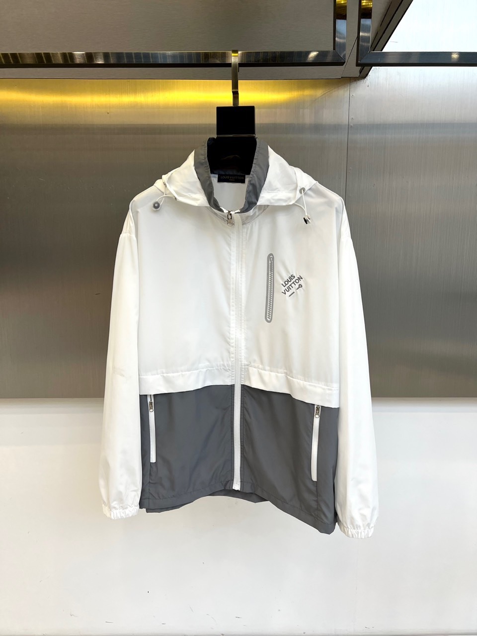 NO:446401,1v. Men's hooded casual jacket, spring and summer thin jacket, sun protection clothes. Ultralight four-sided elastic sun protection fabric, full-pressure glue, waterproof and breathable technology. Sun protection performance UPF20+, super water-repellent performance, can reach level 4 after washing, absorb sweat and remove moisture, keep the body dry, light, thin, stylish, soft, elastic and smooth, spliced ​​decorative fabric, nylon + 15 elastic pull-up frame, making the fabric wear-resistant and elastic, and the ready-to-wear has a strong sense of muscles and bones!  Excellent choice for casual outdoors.M-3XL (model 173-catties upper body L), Jackets & coats, Jackets & coats, Hats, Alexander wang198609091v、男士连帽休闲夹克春夏装薄款外套防晒衣.超轻四面弹力防晒面料,全压胶防水透气工艺.防晒性能UPF20+,超强防泼水性能,洗后可达4级,吸汗排湿,让身体时刻保持干爽轻薄有型,软弹爽滑,拼接装饰面料尼龙+15弹力拉架,让织物耐磨耐穿富有弹性,成衣有很强的筋骨感！休闲户外绝佳选择.M-3XL（模特173-斤上身L）,,jackets & coats,jackets & coats,hats,alexander wang,Men's clothing