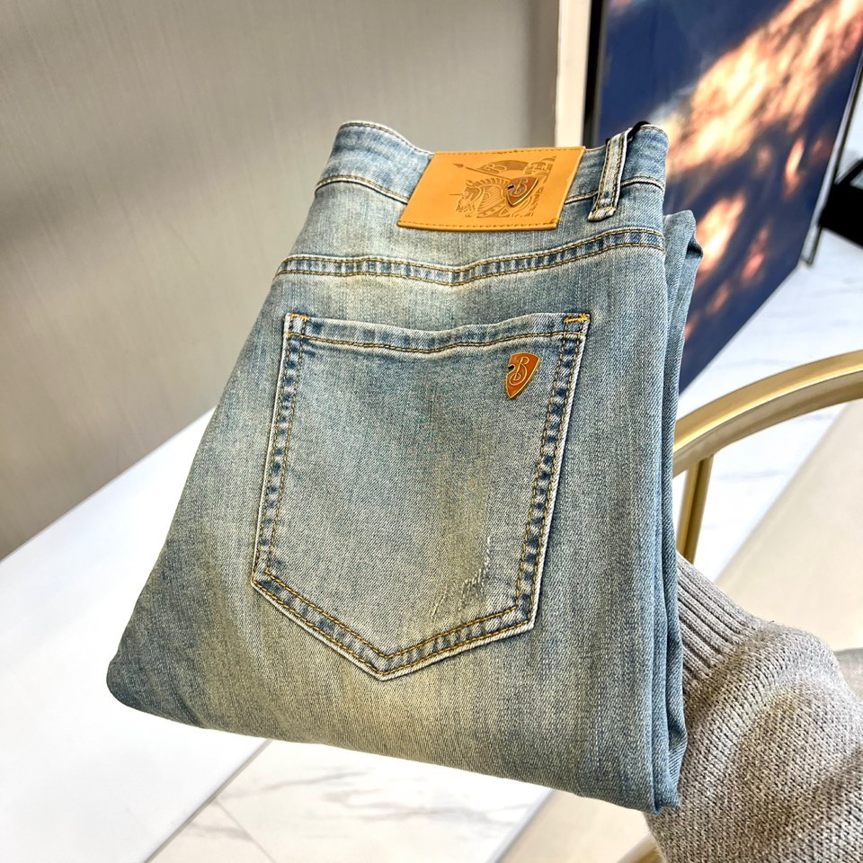 NO:451924,Burberry, 2025 spring and summer new products are on sale!  Men's original single heavyweight limited edition denim soft cloth jeans, a relatively versatile denim color, the purest original color, no complicated craftsmanship to make gimmicks, the vision is very clean, but the hole is heavy and water-washed is extremely eye-catching!  The latest color labels of the season enrich the details, enhance the overall sense of fashion and highlight the brand image!  Customers provide heavy tannins made in Japan, retaining the original color effect of indigo tannins. The details are rich, and the details are very light and luxurious and high-end. They are ingenious and unique, and they appreciate their unique craftsmanship charm!  The style is perfectly tailored, and the hip lifting is excellent in slimming and slimming!  29-38 (no 37), burberry, burberry, jeans, alexander wang19860909Bur巴宝莉、2025春夏新品发售！男士原单重磅限量丹宁软布牛仔裤,比较百搭的一款丹宁牛仔色,最纯粹的原色调,通体无复杂工艺做噱头,视觉非常干净,唯独破洞重水洗极为抢眼！当季最新彩标 丰富了细节,提升了整体的时尚感及凸显了品牌形象！客供日本制重磅丹宁,保留了靛蓝色丹宁的原色效果,细节元素各自丰富,细品非常轻奢且高级,匠心独具,领略其独特的工艺魅力！版型剪裁完美,提臀修身显瘦效果极佳！ 29-38（无37）,,burberry,burberry,jeans,alexander wang,Men's clothing