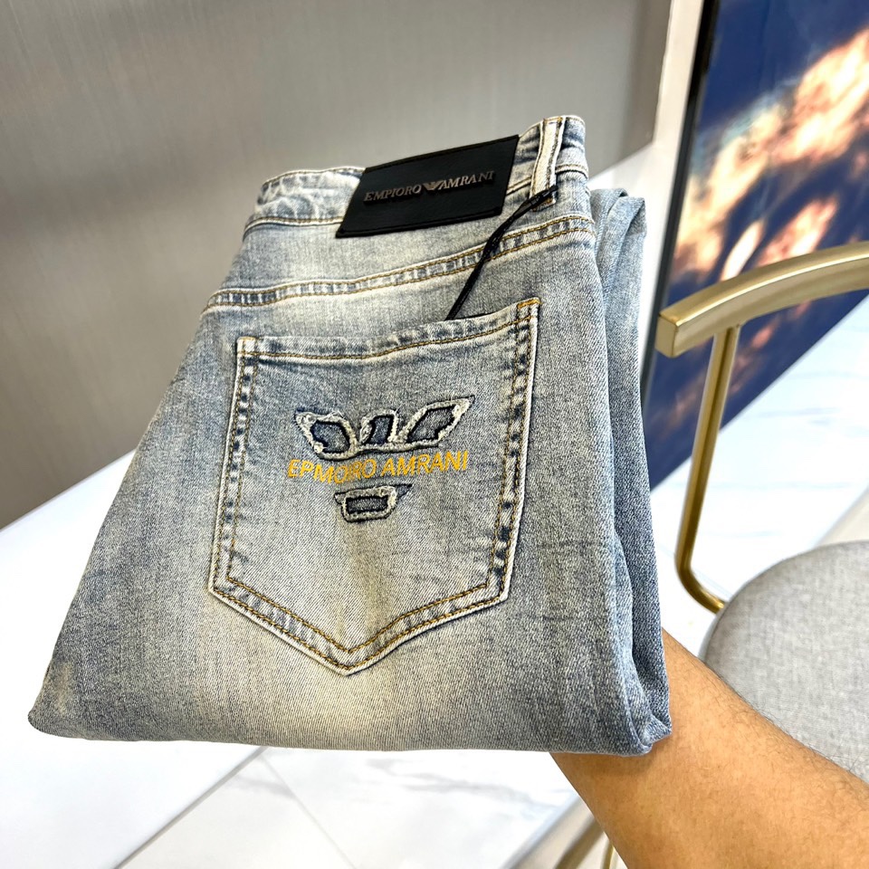 NO:451919,Arm Armani, 25s spring and summer fashion wash logo jeans, men's back pocket brand letter embroidered logo slim straight jean trousers. This trousers are selected from imported top 95 cotton 5 spandex daily blended denim fabric. It is light and washed jeans. It has been processed through multiple washing processes, making it very soft and comfortable!  The whole pair of trousers presents a very pleasing and fashionable retro blue effect, and the touch is soft and skin-friendly. It is comfortable and breathable and has a crisp texture. It is a versatile style that can be controlled by commuting all seasons!  29-38 (no 37), Armani,jeans,alexander wang19860909Arm阿玛尼、25s春夏款时尚水洗logo牛仔裤,男士后口袋品牌字母刺绣徽标修身直筒牛仔长裤.此款裤装精选客供进口顶级95棉5氨纶日制混纺牛仔面料制作而成,轻薄水洗牛仔,经多道水洗工艺加工处理,贴身非常绵软舒适！整条裤装呈现出非常养眼时髦的复古蓝色效果,同时手感更是柔软亲肤,着穿舒适透气且不失挺括质感,四季通勤皆可驾驭的百搭款式！29-38（无37）,,armani,jeans,alexander wang,Men's clothing