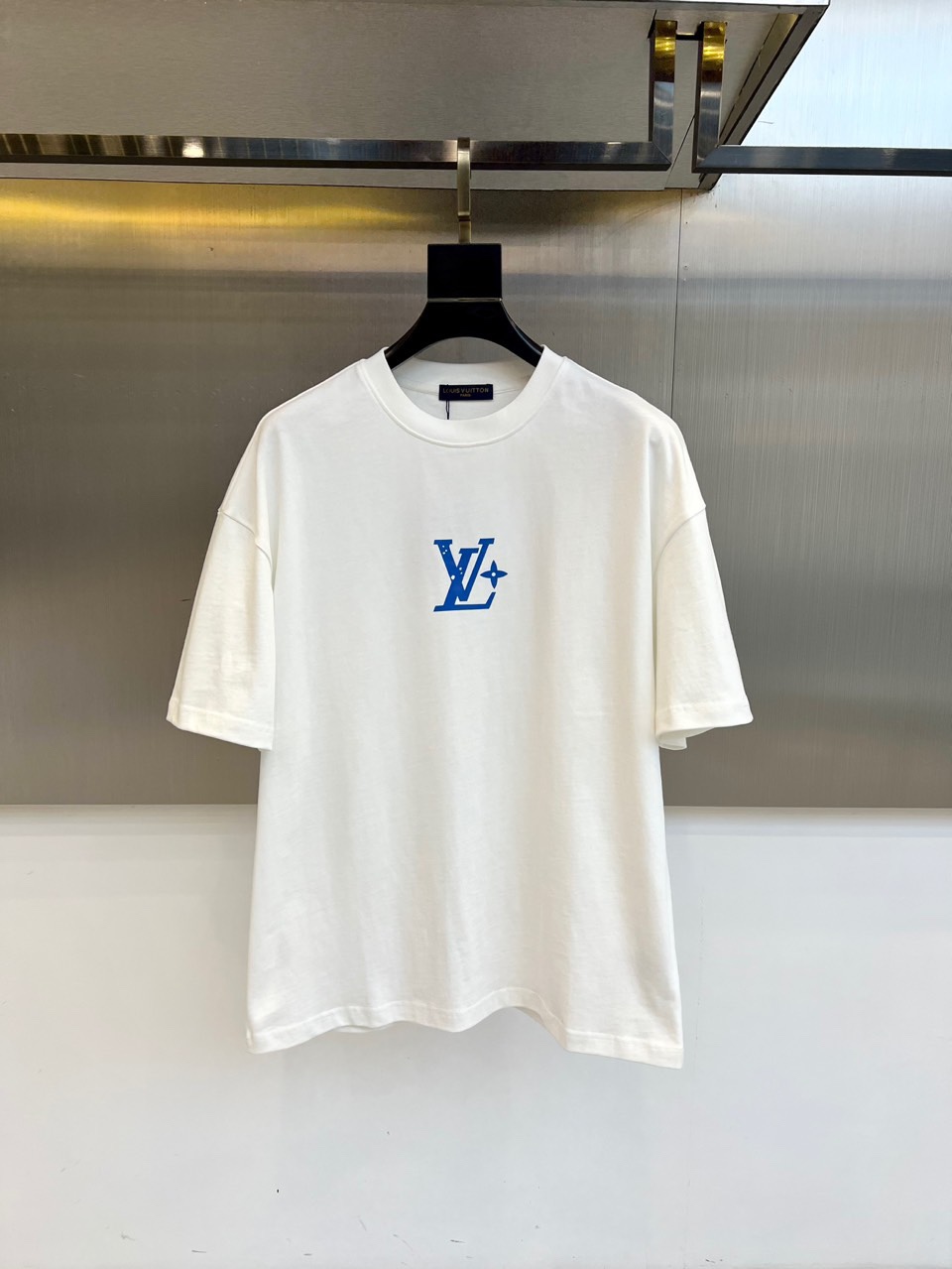 NO:451915,1v2025 spring and summer men's new round neck short-sleeved T-shirt. Imported fixed fabric is pure cotton, the fabric feels silky and soft, breathable and skin-friendly, extremely comfortable to wear, and the overall texture is quite high!  The iconic logo on the body and chest is complete with three standards and carefully crafted. It is simple, fashionable and classic, and it is eye-catching, with great recognition and class!  The regular casual style cutting design makes it easy to make you look slim and taller!  48-54 (model 173, 143 catties upper body 48 sizes) (a size larger), T-shirt,tees, t-shirt,alexander wang198609091v2025春夏男士新款圆领短袖T恤.进口定织面料纯棉、面料手感丝滑柔软,透气亲肤性极佳,着身无比的舒适,整体质感相当之高！衣身胸前标志性Logo,三标齐全、重工艺精心打造,简约时尚经典让人眼前一亮,极具辨识度与档次感！常规的休闲版型裁剪设计,轻松凹出显瘦显高身型！48-54（模特173,143斤上身48码）（偏大一码）,,T-shirt,tees，t-shirt,alexander wang,Men's clothing