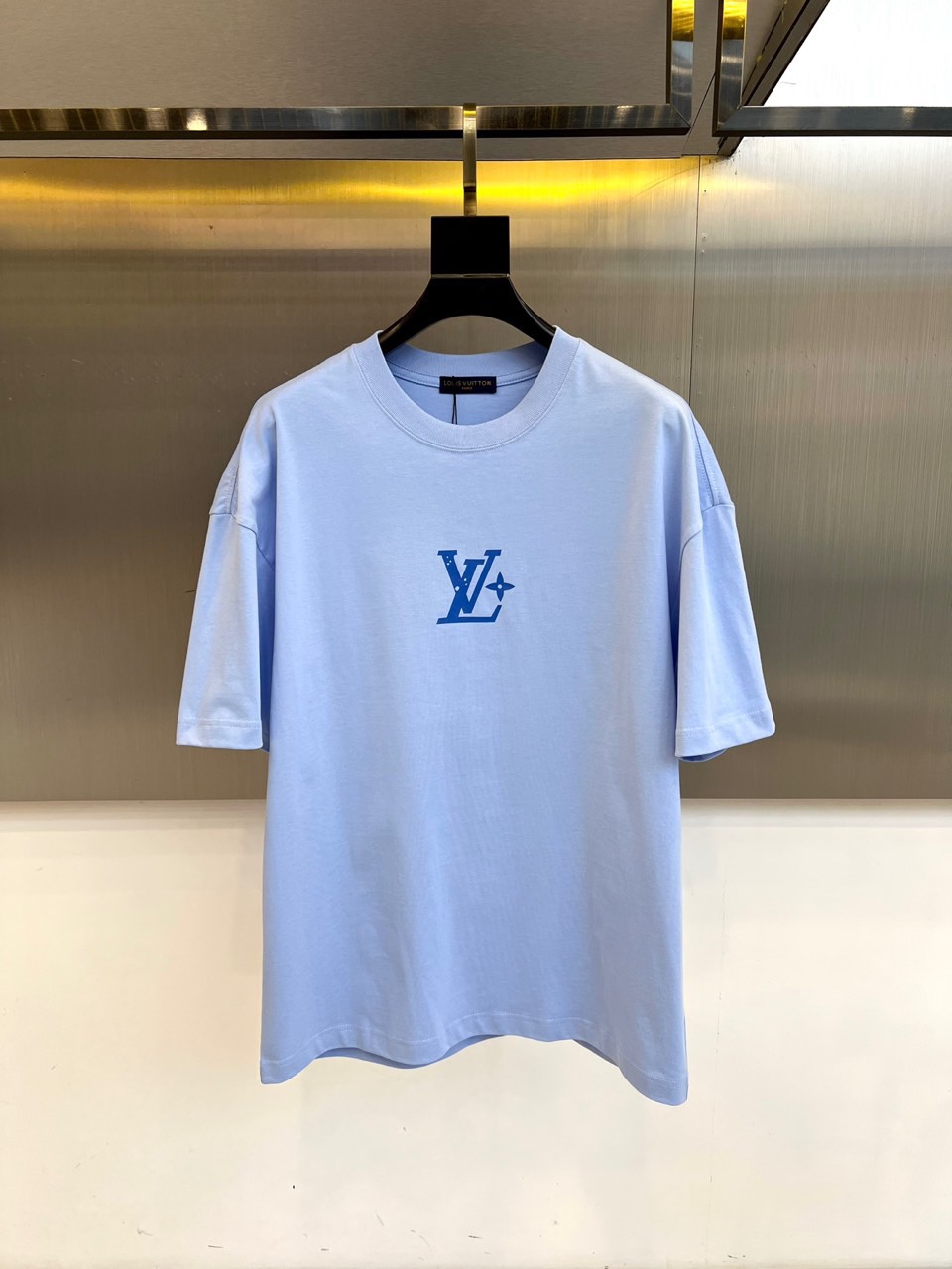 NO:482269,1v2025 spring and summer men's new round neck short-sleeved T-shirt. Imported fixed fabric is pure cotton, the fabric feels silky and soft, breathable and skin-friendly, extremely comfortable to wear, and the overall texture is quite high!  The iconic logo on the body and chest is complete with three standards and carefully crafted. It is simple, fashionable and classic, and it is eye-catching, with great recognition and class!  The regular casual style cutting design makes it easy to make you look slim and taller!  48-54 (model 173, 143 catties upper body 48 sizes) (a size larger), T-shirt,tees, t-shirt,alexander wang198609091v2025春夏男士新款圆领短袖T恤.进口定织面料纯棉、面料手感丝滑柔软,透气亲肤性极佳,着身无比的舒适,整体质感相当之高！衣身胸前标志性Logo,三标齐全、重工艺精心打造,简约时尚经典让人眼前一亮,极具辨识度与档次感！常规的休闲版型裁剪设计,轻松凹出显瘦显高身型！48-54（模特173,143斤上身48码）（偏大一码）,,T-shirt,tees，t-shirt,alexander wang,Men's clothing