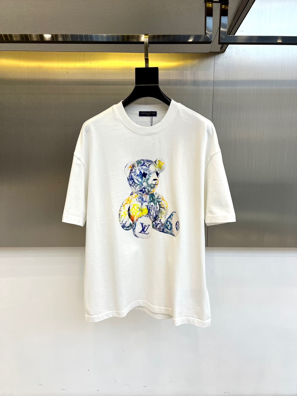 NO:493526,1v2025 spring and summer men's new round neck short-sleeved T-shirt. Imported fixed fabric is pure cotton, the fabric feels silky and soft, breathable and skin-friendly, extremely comfortable to wear, and the overall texture is quite high!  The iconic logo on the body and chest is complete with three standards and carefully crafted. It is simple, fashionable and classic, and it is eye-catching, with great recognition and class!  The regular casual style cutting design makes it easy to make you look slim and taller!  48-54 (model 173, 143 catties upper body 48 sizes) (a size larger), T-shirt,tees, t-shirt,alexander wang198609091v2025春夏男士新款圆领短袖T恤.进口定织面料纯棉、面料手感丝滑柔软,透气亲肤性极佳,着身无比的舒适,整体质感相当之高！衣身胸前标志性Logo,三标齐全、重工艺精心打造,简约时尚经典让人眼前一亮,极具辨识度与档次感！常规的休闲版型裁剪设计,轻松凹出显瘦显高身型！48-54（模特173,143斤上身48码）（偏大一码）,,T-shirt,tees，t-shirt,alexander wang,Men's clothing