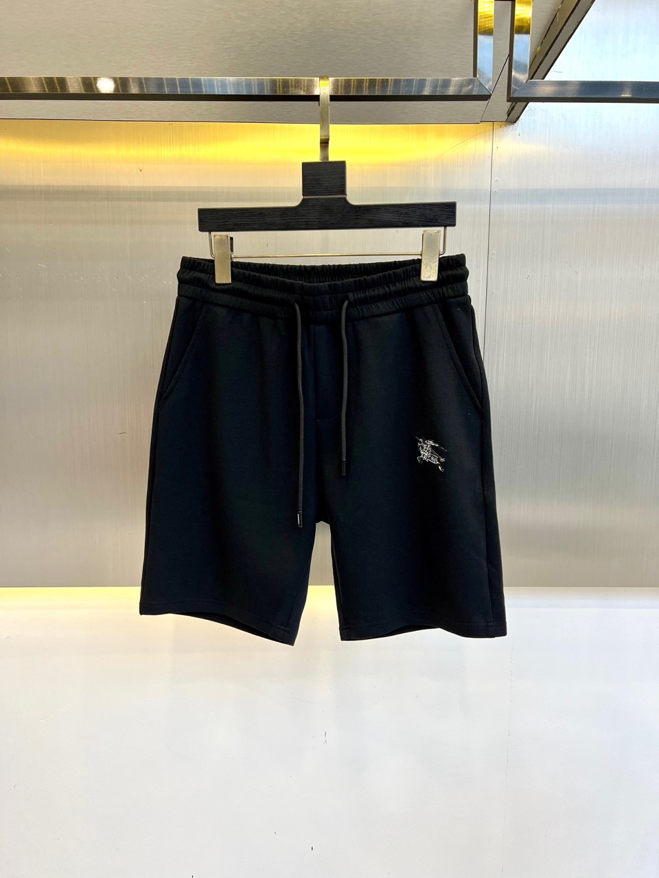 NO:451908,Burberry, 25s new summer casual shorts!  Drawstring classic logo design. Simple and high-end. Custom-made Egyptian cotton fabric with imported high-density cotton, light and breathable. Full of comfort. The original hardware is full of texture and strong sense of high-end!  The overall vision is simple but not monotonous. It is full of high-end feeling!  The three-dimensional cutting craftsmanship is not picky!  48-56 (please report waist size by placing an order), burberry, shorts, alexander wang19860909巴宝莉、25s新款夏季休闲短裤！抽绳款经典logo设计.简单高级.进口高密棉订制埃及棉面料,手感轻薄透气.舒适感满满.原厂五金质感满满.高级感强！整体视觉简单而不单调.满满高级感！立体裁剪工艺版型不挑人！48-56（下单请报腰围尺寸）,,burberry,shorts,alexander wang,Men's clothing