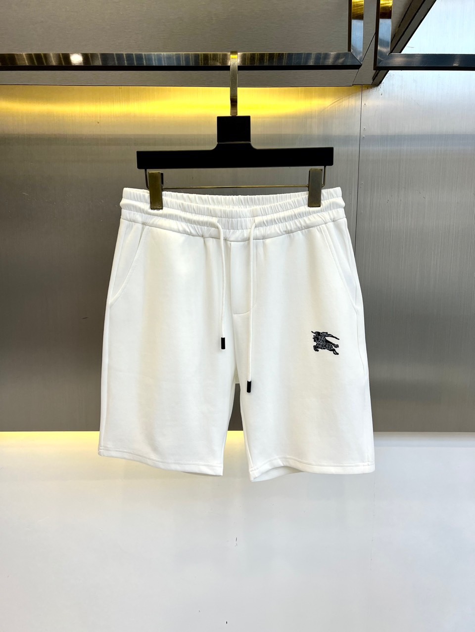 NO:510996,Burberry, 25s new summer casual shorts!  Drawstring classic logo design. Simple and high-end. Custom-made Egyptian cotton fabric with imported high-density cotton, light and breathable. Full of comfort. The original hardware is full of texture and strong sense of high-end!  The overall vision is simple but not monotonous. It is full of high-end feeling!  The three-dimensional cutting craftsmanship is not picky!  48-56 (please report waist size by placing an order), burberry, shorts, alexander wang19860909巴宝莉、25s新款夏季休闲短裤！抽绳款经典logo设计.简单高级.进口高密棉订制埃及棉面料,手感轻薄透气.舒适感满满.原厂五金质感满满.高级感强！整体视觉简单而不单调.满满高级感！立体裁剪工艺版型不挑人！48-56（下单请报腰围尺寸）,,burberry,shorts,alexander wang,Men's clothing