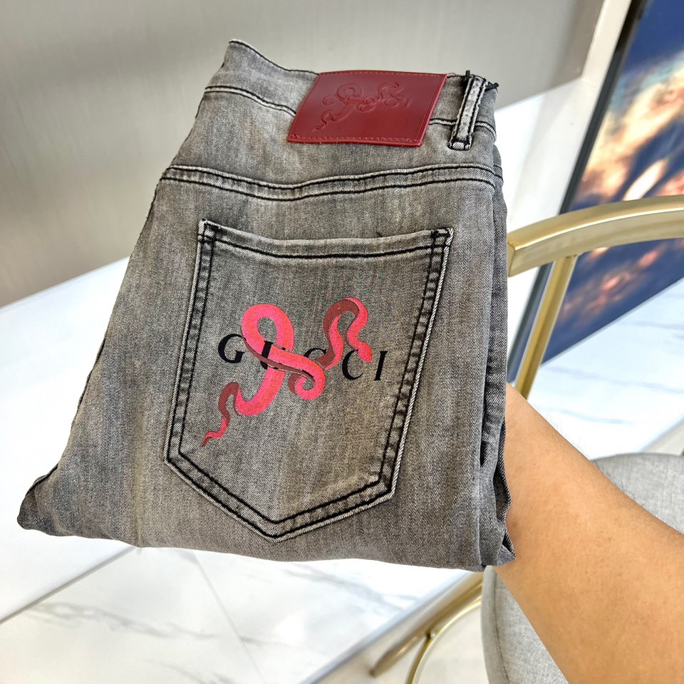 NO:451904,Gucci, 2025s spring and summer new product washing fabric jeans, men's back pocket brand classic logo, slim straight jeans trousers. This trouser is selected for imported top 95 cotton 5 spandex daily blended denim fabric made of washing jeans. It has been processed through multiple washing processes, making it very soft and comfortable!  The whole pair of trousers presents a very pleasing and fashionable retro blue effect, and the touch is soft and skin-friendly. It is comfortable and breathable and has a crisp texture. It is a versatile style that can be controlled by commuting all seasons!  28-38 (no 37), gucci, jeans, alexander wang19860909Gucci、2025s春夏新品水洗面料牛仔裤,男士后口袋品牌经典徽标、修身直筒牛仔长裤.此款裤装精选客供进口顶级95棉5氨纶日制混纺牛仔面料制作而成水洗牛仔,经多道水洗工艺加工处理,贴身非常绵软舒适！整条裤装呈现出非常养眼时髦的复古蓝色效果,同时手感更是柔软亲肤,着穿舒适透气且不失挺括质感,四季通勤皆可驾驭的百搭款式！28-38（无37）,,gucci,jeans,alexander wang,Men's clothing