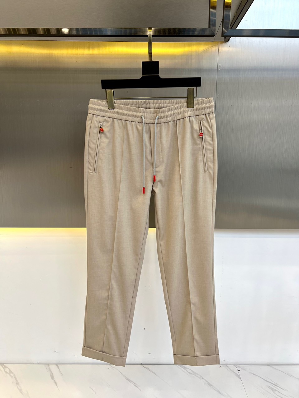NO:450329,Italian Kiton - New spring and summer men's drawstring casual pants. Exclusively available for imported original custom high-end fabrics, breathable, soft and breathable, strong, straight and drape, the whole piece of clothing is neat and smooth, all hardware accessories are top-grade accessories with logos, and it is obvious that it is high-end fabrics. This fabric is made of fixed woven. There is no good product from the outside, and there is no picky place to go. This jacket is often worn, high-end, casual, and slack!  30-36, no 35 (model 173, 143 catties upper body 32 sizes), Jackets & coats, alexander wang19860909意大利kiton-春夏新款男士抽绳款休闲裤.独家专供进口原版定制高端面料,透气柔软透气很强,笔挺垂感十足,整件衣服车工走线整齐平整,所有五金附料都是客供带logo顶级配件 一看就是高档的面料 这种面料都是定织的 外面根本就没有 正规大厂途径出来的好货,无任何有挑剔的地方 这样的一件外套属于常备常穿的,高级、随意、松弛感拉满！30-36,无35（模特173,143斤上身32码）,,jackets & coats,alexander wang,Men's clothing