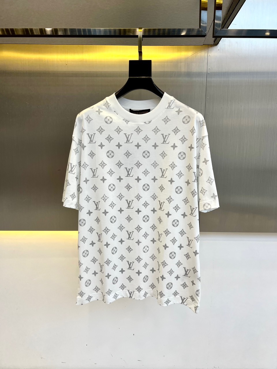 NO:450334,The new series of LV and spring and summer products are launched, a very fashionable and avant-garde short-sleeved T-shirt for men and women, with eye-catching logo patterns!  Different from the past, it declares the design concept that has been passed down for many years in the brand!  Its eye-catchingness is no less than any classic style, perfectly presenting the fashionable, high-end and luxurious feeling in front of the world!  Made of imported cotton materials, selected high-quality cotton fabrics, soft and soft to the touch, the real thing is definitely beyond your imagination, close to the body and breathable, even if you sweat profusely, you will not feel greasy or stuffy, and will bring sweating and moisture absorption to the extreme!  M-3XL (model 173, 143 catties upper body L size), louis vuitton, T-shirt, tees, t-shirt, alexander wang19860909LV、春夏全新系列单品上线,非常时髦前卫的一款男女同款短袖T恤,醒目的logo图案修饰！区别于以往的不同,宣示品牌传承多年的设计理念！其吸睛度完全不亚于任何经典款式,将时髦高级感与奢华感完美呈现在世人眼前！客供进口全棉材质制成,精选优质棉面料,触感软糯亲肤细腻,实物到手绝对超乎你的想象,贴身无比舒适透气,即便是汗流浃背也不会有腻身及闷热感可言,将排汗吸湿性发挥到了极致！M-3XL（模特173,143斤上身L码）,,louis vuitton,T-shirt,tees，t-shirt,alexander wang,Men's clothing