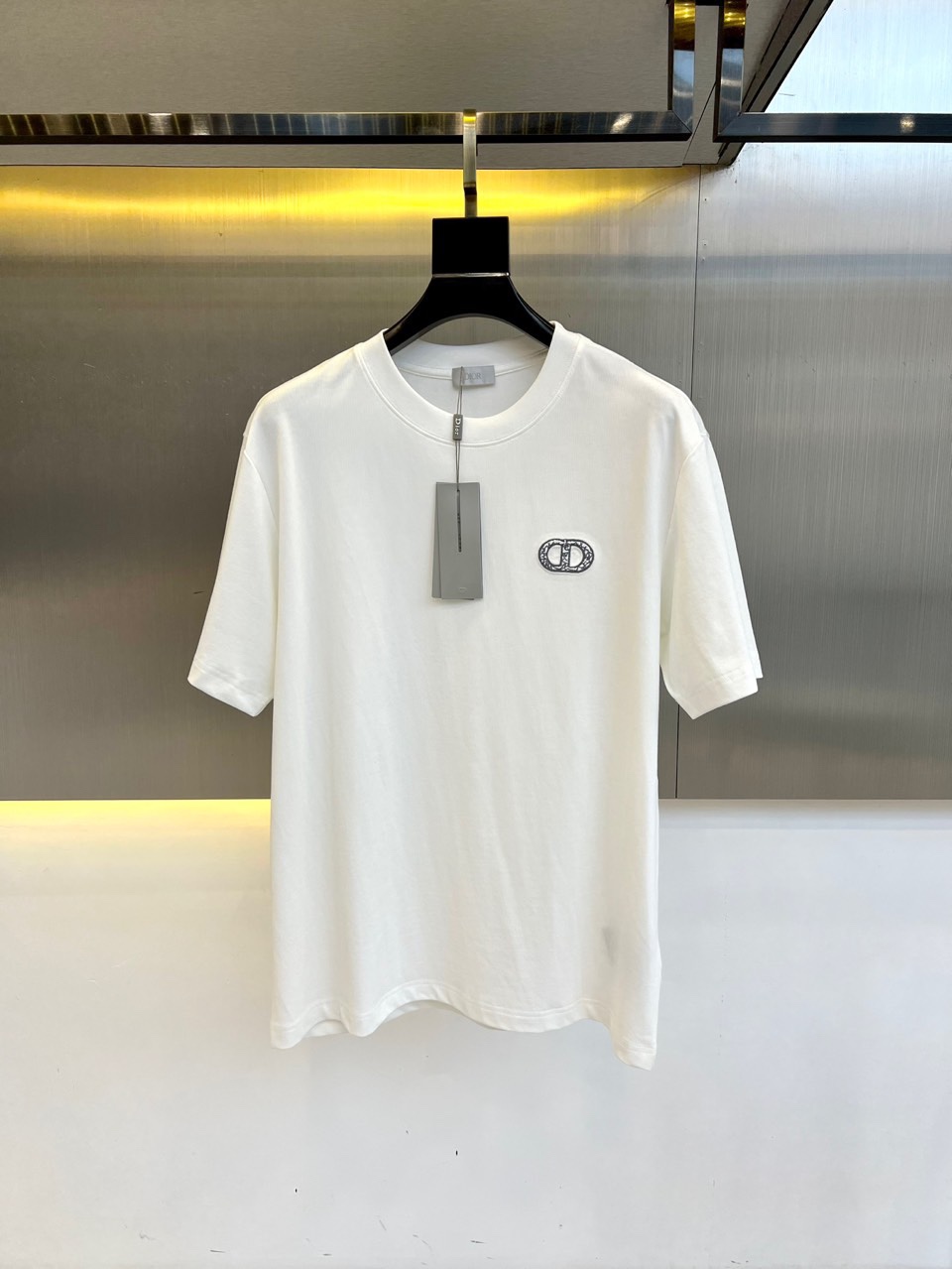 NO:450338,Dior, new round neck short-sleeved T-shirt in spring and summer. Customer-supplied worsted knitted cotton fabric, smooth and delicate texture, light and transparent, and has a cutting process that combines both inside and outside. It always maintains a perfect shape, a classic CD embroidery logo on the chest, an excellent fit, a super perfect upper body effect, and a must-have hot item in summer. Size M-3XL (model 173, 143 catties upper body L size), dior, dior, T-shirt, tees, t-shirt, alexander wang19860909Dior迪奥、春夏新品圆领短袖T恤.客供精纺针织棉面料,手感质感顺滑细腻,轻薄透爽,内外兼具的裁剪工艺,时刻保持足够完美的造型、胸前经典CD刺绣logo、绝佳版型、上身效果超级完美、夏季必备爆款单品.尺码M-3XL（模特173,143斤上身L码）,,dior,dior,T-shirt,tees，t-shirt,alexander wang,Men's clothing