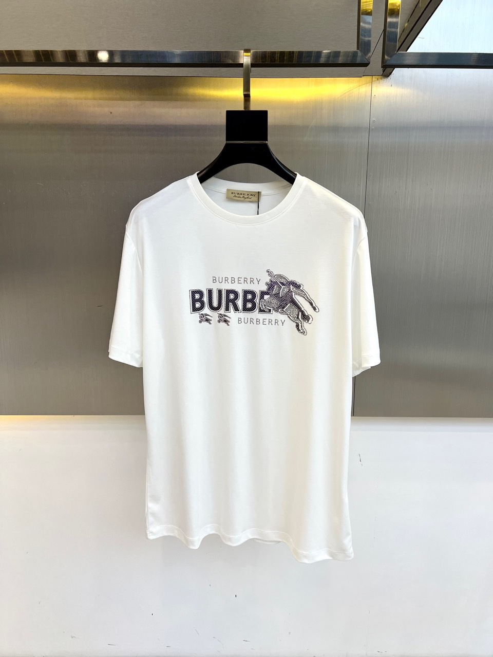 NO:450341,Burberry and spring and summer men's new round neck short-sleeved T-shirt. Imported fixed fabric is pure cotton, the fabric feels silky and soft, breathable and skin-friendly, and it is extremely comfortable to wear, and the overall texture is quite high!  The iconic logo on the body and chest is complete with three standards and carefully crafted. It is simple, fashionable and classic, and it is eye-catching, with great recognition and class!  The regular casual style cutting design makes it easy to make you look slim and taller!  M-3XL (model 173, 143 catties upper body L size), burberry, T-shirt, tees, t-shirt, alexander wang19860909巴宝莉、春夏男士新款圆领短袖T恤.进口定织面料纯棉、面料手感丝滑柔软,透气亲肤性极佳,着身无比的舒适,整体质感相当之高！衣身胸前标志性Logo,三标齐全、重工艺精心打造,简约时尚经典让人眼前一亮,极具辨识度与档次感！常规的休闲版型裁剪设计,轻松凹出显瘦显高身型！M-3XL（模特173,143斤上身L码）,,burberry,T-shirt,tees，t-shirt,alexander wang,Men's clothing