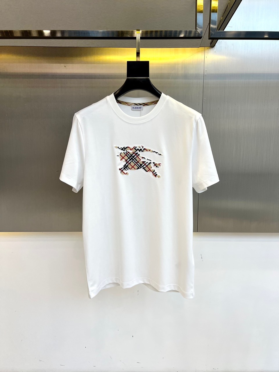 NO:450345,Burberry and spring and summer men's new round neck short-sleeved T-shirt. Imported fixed fabric is pure cotton, the fabric feels silky and soft, breathable and skin-friendly, and it is extremely comfortable to wear, and the overall texture is quite high!  The iconic logo on the body and chest is complete with three standards and carefully crafted. It is simple, fashionable and classic, and it is eye-catching, with great recognition and class!  The regular casual style cutting design makes it easy to make you look slim and taller!  48-56 (model 173, 143 catties upper body 50 sizes), burberry, T-shirt, tees, t-shirt, alexander wang19860909巴宝莉、春夏男士新款圆领短袖T恤.进口定织面料纯棉、面料手感丝滑柔软,透气亲肤性极佳,着身无比的舒适,整体质感相当之高！衣身胸前标志性Logo,三标齐全、重工艺精心打造,简约时尚经典让人眼前一亮,极具辨识度与档次感！常规的休闲版型裁剪设计,轻松凹出显瘦显高身型！48-56（模特173,143斤上身50码）,,burberry,T-shirt,tees，t-shirt,alexander wang,Men's clothing