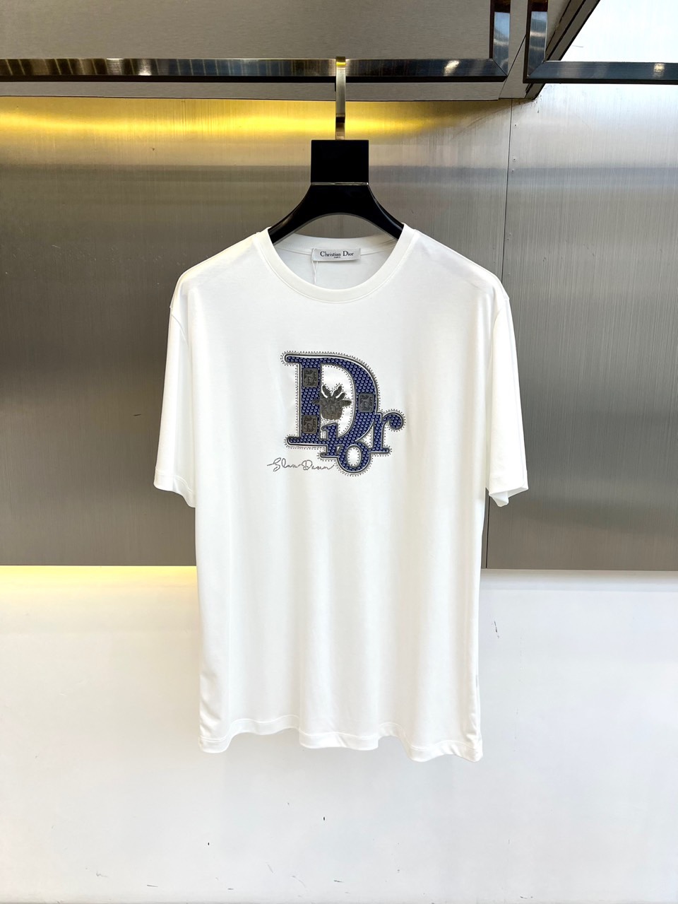 NO:450350,Dior, a new round neck short-sleeved T-shirt for men for spring and summer. Imported fixed fabric is pure cotton, the fabric feels silky and soft, breathable and skin-friendly, and it is extremely comfortable to wear, and the overall texture is quite high!  The iconic logo on the body and chest is complete with three standards and carefully crafted. It is simple, fashionable and classic, and it is eye-catching, with great recognition and class!  The regular casual style cutting design makes it easy to make you look slim and taller!  M-3XL (model 173, 143 catties upper body L size), dior, T-shirt, tees, t-shirt, alexander wang19860909Dior、春夏男士新款圆领短袖T恤.进口定织面料纯棉、面料手感丝滑柔软,透气亲肤性极佳,着身无比的舒适,整体质感相当之高！衣身胸前标志性Logo,三标齐全、重工艺精心打造,简约时尚经典让人眼前一亮,极具辨识度与档次感！常规的休闲版型裁剪设计,轻松凹出显瘦显高身型！M-3XL（模特173,143斤上身L码）,,dior,T-shirt,tees，t-shirt,alexander wang,Men's clothing