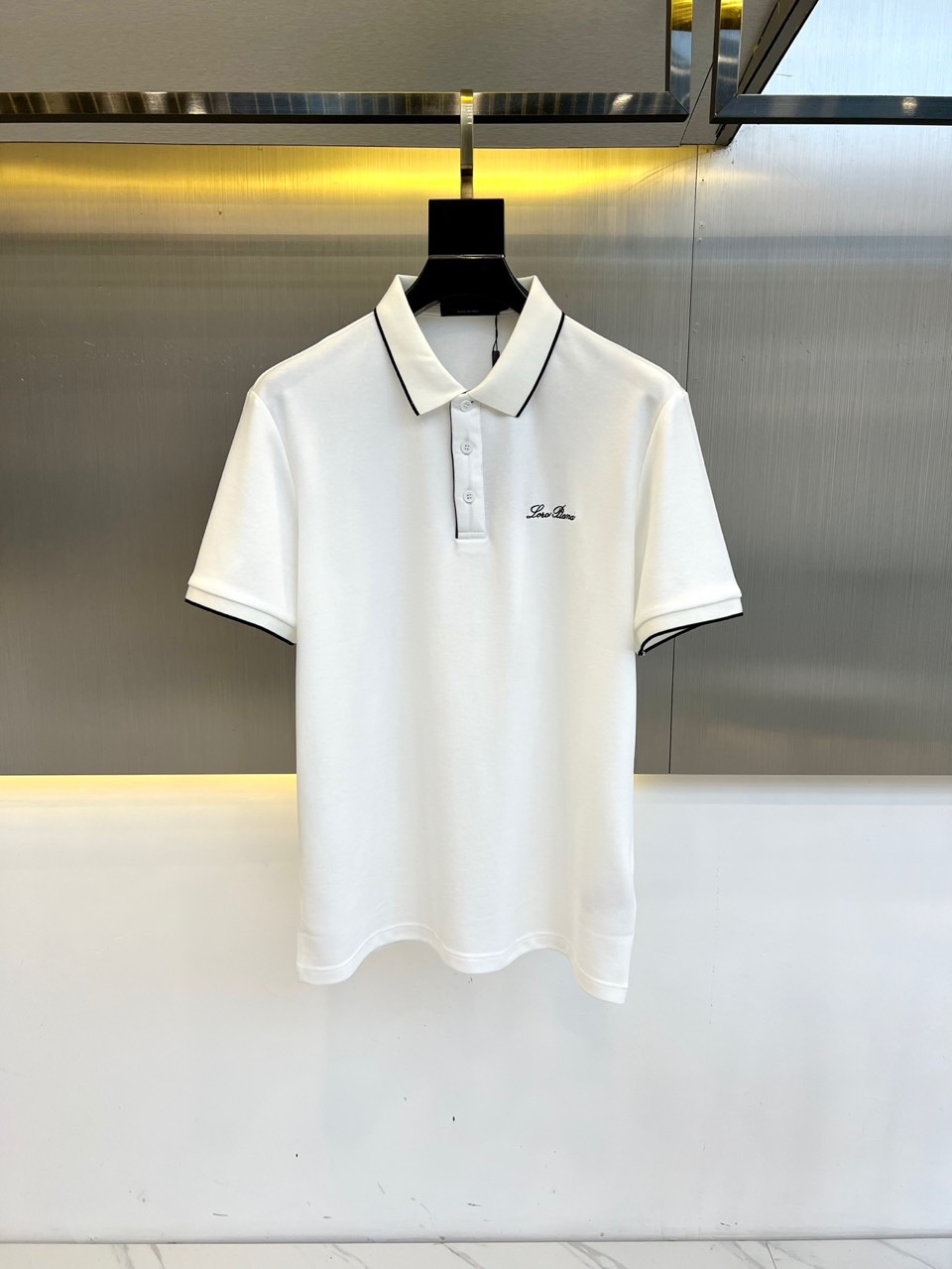 NO:450362,Loro Piana LSS spring and summer new mesh floor cotton contrast striped short-sleeved lapel short-sleeved T-shirt. The body is selected for custom-woven station cotton, and it is also a double-strand double-yarn configuration, high-density and high-strings, full of bones, three-dimensional pineapple-patterned bead floor, with a strong texture and soft wash!  The ribbed lapel of the mercerized flat weaving machine has high density and excellent gloss texture. The outer ring of the lapel is contrasted with jacquard stripes. The striped color matching is exactly echoing the inlay strips of the semi-zippered placket. The black and white strips make the lapel and placket look very eye-catching. In addition to the lining of the lapel, the straight body style and the belt are moderately loose, and the craftsmanship is according to the strict standards of high-end garments!  M-4XL (model 173, 143 catties upper body L size), loro piana, T-shirt, tees, t-shirt, alexander wang19860909Loro Piana 诺悠翩雅LSS春夏新款网眼珠地棉布撞色条纹短袖翻领短袖T恤.衣身精选客供定织驻地棉,而且还是双股双纱的配置,高密高支,筋骨感十足,立体菠萝纹的珠地,肌理感极强,柔软水洗！丝光色织扁机罗纹翻领,高密度且光泽质感优秀,翻领外圈撞色了提花条纹,条纹的配色与半拉链门襟的镶嵌条正好呼应,黑白色的相间条,衬得翻领和门襟很是醒目.翻领的内圈在加了衬条之外,直身版型,带适度松量,工艺按照高级成衣的严格标准！M-4XL（模特173,143斤上身L码）,,loro piana,T-shirt,tees，t-shirt,alexander wang,Men's clothing