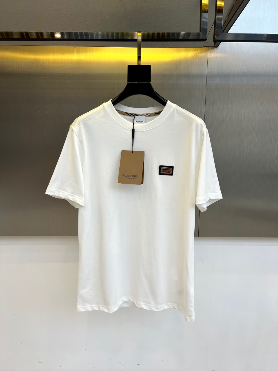 NO:450374,Burberry and spring and summer men's new round neck short-sleeved T-shirt. Imported fixed fabric is pure cotton, the fabric feels silky and soft, breathable and skin-friendly, and it is extremely comfortable to wear, and the overall texture is quite high!  The iconic logo on the body and chest is complete with three standards and carefully crafted. It is simple, fashionable and classic, and it is eye-catching, with great recognition and class!  The regular casual style cutting design makes it easy to make you look slim and taller!  S-2XL (model 173, 143 catties upper body M size), burberry, T-shirt, tees, t-shirt, alexander wang19860909巴宝莉、春夏男士新款圆领短袖T恤.进口定织面料纯棉、面料手感丝滑柔软,透气亲肤性极佳,着身无比的舒适,整体质感相当之高！衣身胸前标志性Logo,三标齐全、重工艺精心打造,简约时尚经典让人眼前一亮,极具辨识度与档次感！常规的休闲版型裁剪设计,轻松凹出显瘦显高身型！S-2XL（模特173,143斤上身M码）,,burberry,T-shirt,tees，t-shirt,alexander wang,Men's clothing