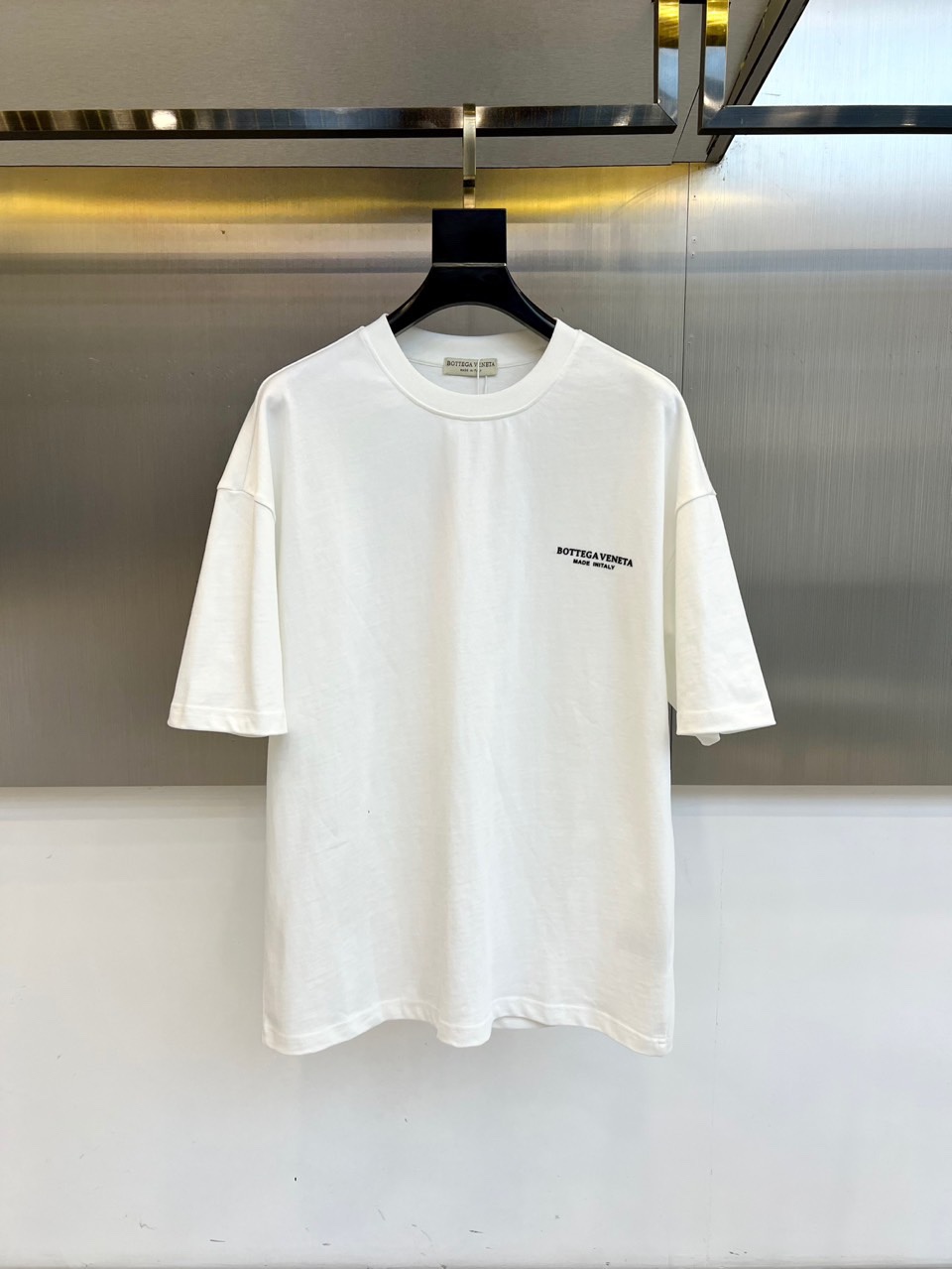 NO:450357,BV, 2025 spring and summer men's new round neck short-sleeved T-shirt. Imported fixed fabric is pure cotton, the fabric feels silky and soft, breathable and skin-friendly, and it is extremely comfortable to wear, and the overall texture is quite high!  The iconic logo on the body and chest is complete with three standards and carefully crafted. It is simple, fashionable and classic, and it is eye-catching, with great recognition and class!  The regular casual style cutting design makes it easy to make you look slim and taller!  48-54 (model 173, 143 catties upper body 48 sizes) (a size larger), bottega veneta, T-shirt, tees, t-shirt, alexander wang19860909BV、2025春夏男士新款圆领短袖T恤.进口定织面料纯棉、面料手感丝滑柔软,透气亲肤性极佳,着身无比的舒适,整体质感相当之高！衣身胸前标志性Logo,三标齐全、重工艺精心打造,简约时尚经典让人眼前一亮,极具辨识度与档次感！常规的休闲版型裁剪设计,轻松凹出显瘦显高身型！48-54（模特173,143斤上身48码）（偏大一码）,,bottega veneta,T-shirt,tees，t-shirt,alexander wang,Men's clothing