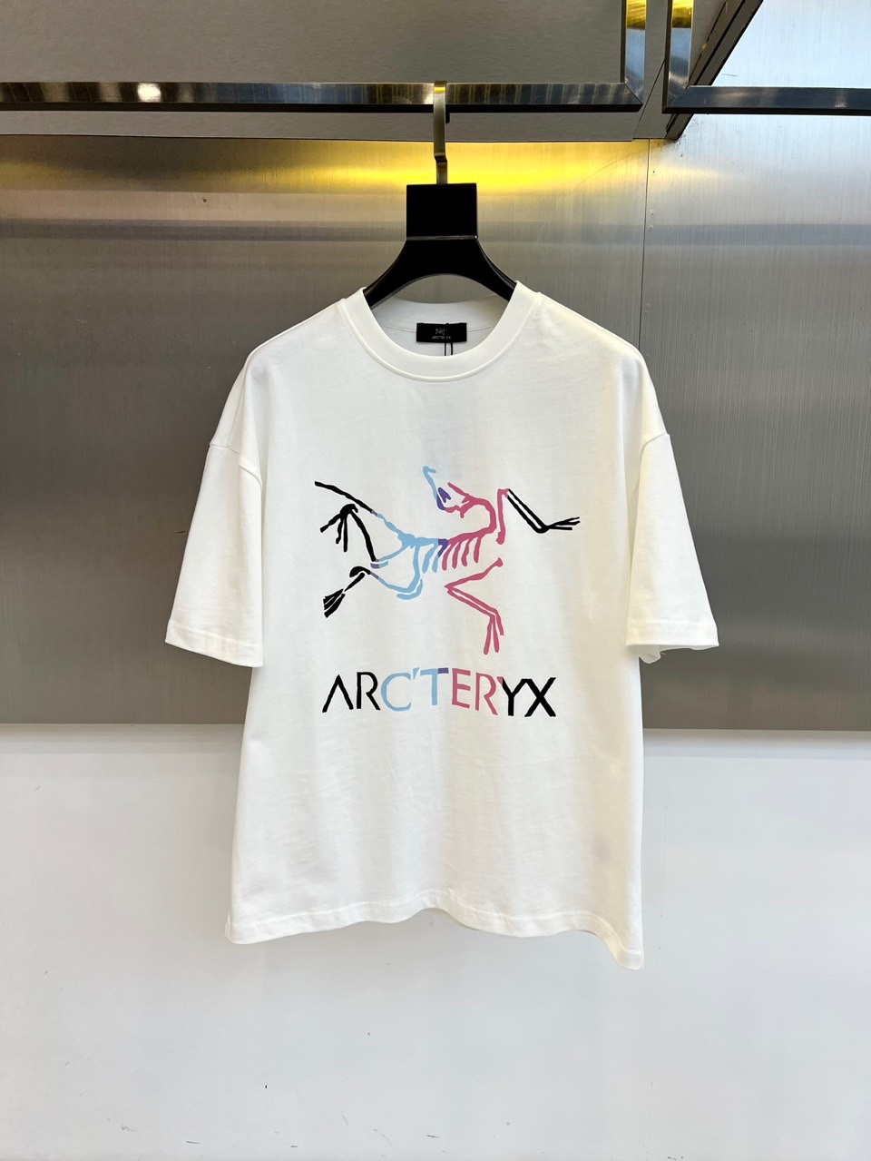 NO:451885,Archaeopteryx, 2025 spring and summer men's new round neck short-sleeved T-shirt. Imported fixed-woven fabric is pure cotton, the fabric feels silky and soft, breathable and skin-friendly, and it is extremely comfortable to wear, and the overall texture is quite high!  The iconic logo on the body and chest is complete with three standards and carefully crafted. It is simple, fashionable and classic, and it is eye-catching, with great recognition and class!  The regular casual style cutting design makes it easy to make you look slim and taller!  48-54 (model 173, 143 catties upper body 48 sizes) (a size larger), arc'teryx, T-shirt, tees, t-shirt, alexander wang19860909始祖鸟、2025春夏男士新款圆领短袖T恤.进口定织面料纯棉、面料手感丝滑柔软,透气亲肤性极佳,着身无比的舒适,整体质感相当之高！衣身胸前标志性Logo,三标齐全、重工艺精心打造,简约时尚经典让人眼前一亮,极具辨识度与档次感！常规的休闲版型裁剪设计,轻松凹出显瘦显高身型！48-54（模特173,143斤上身48码）（偏大一码）,arc'teryx,T-shirt,tees，t-shirt,alexander wang,Men's clothing